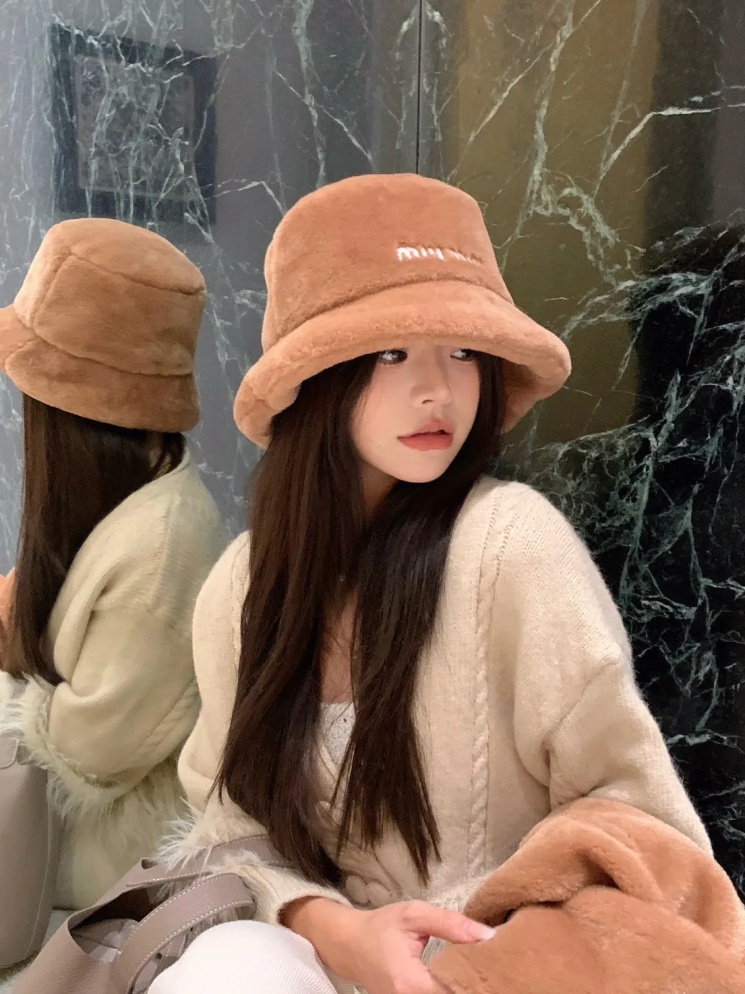 💰Scarf 35 hat 70¥ 2️⃣5️⃣Fall and winter hot style ⚜️miumiu artificial fur warm scarf hat 💫Fashion star same style 🛒Black khaki pink