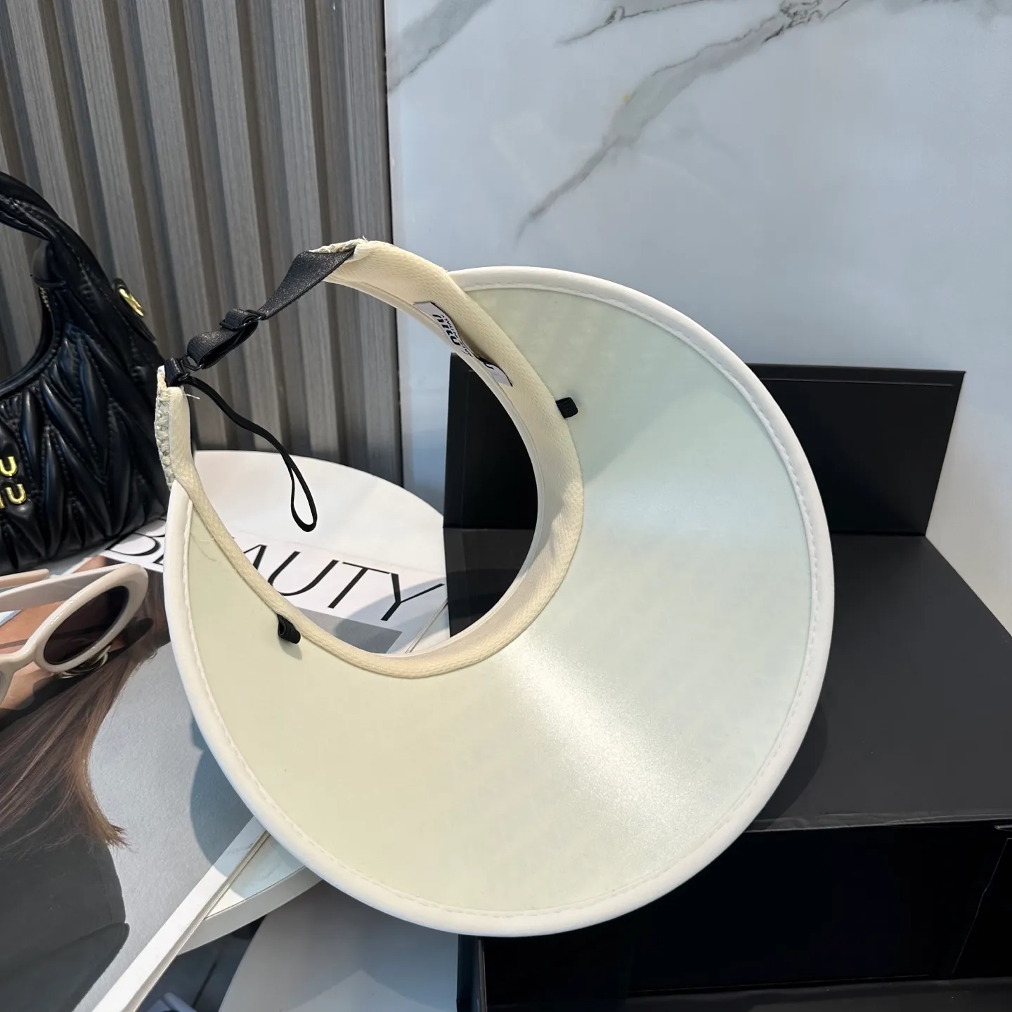 P70💛 Comes with dust bag miumiu 2025 new sun visor hollow top headband hat, 🔆 versatile sun visor ~ a great tool for casual outings, great sun protection! Love it so much 💕