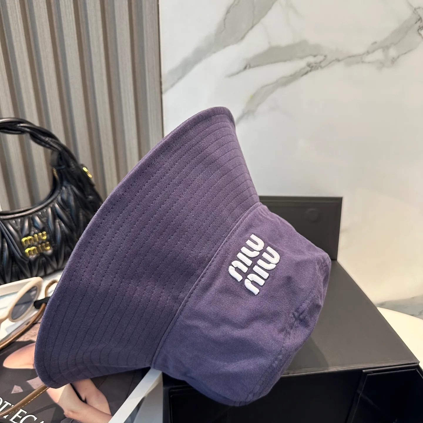 P70 MiuMiu Miu Miu's new fisherman hat | Large brim ~ Increased sun protection range, quality details are in place ~ Hats have always been an inseparable item in daily matching. The fisherman hat will never go out of style. This Miu family has always been loved by everyone. It is casual, versatile, sun-protective and comfortable. It feels very soft but does not affect its shape at all. ​