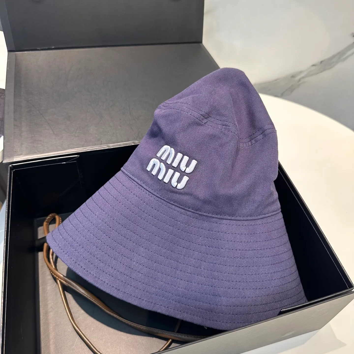 P70 MiuMiu Miu Miu's new fisherman hat | Large brim ~ Increased sun protection range, quality details are in place ~ Hats have always been an inseparable item in daily matching. The fisherman hat will never go out of style. This Miu family has always been loved by everyone. It is casual, versatile, sun-protective and comfortable. It feels very soft but does not affect its shape at all. ​