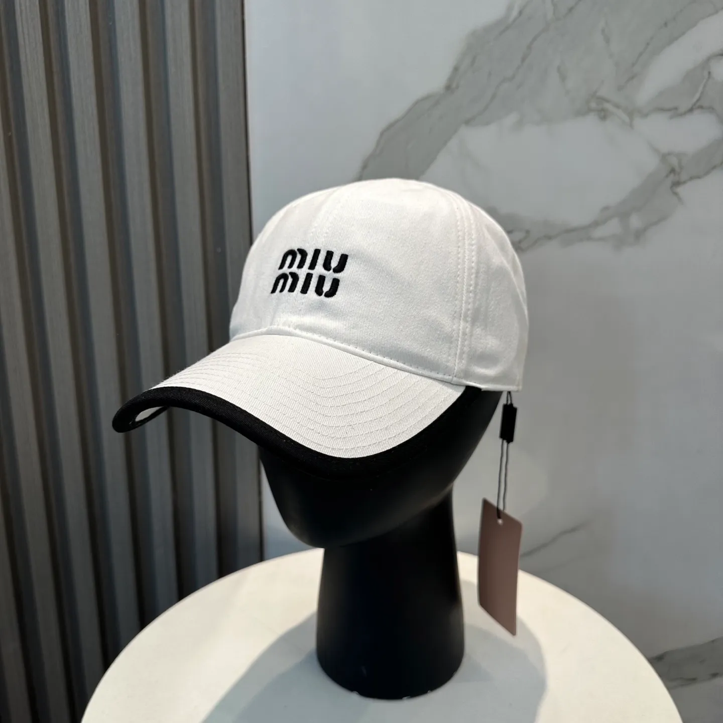 P60💛 Comes with dust bag. [Miumiu Miu Miu] New order style embroidered baseball cap🧢Big brand style is super easy to match, hurry up and get it!