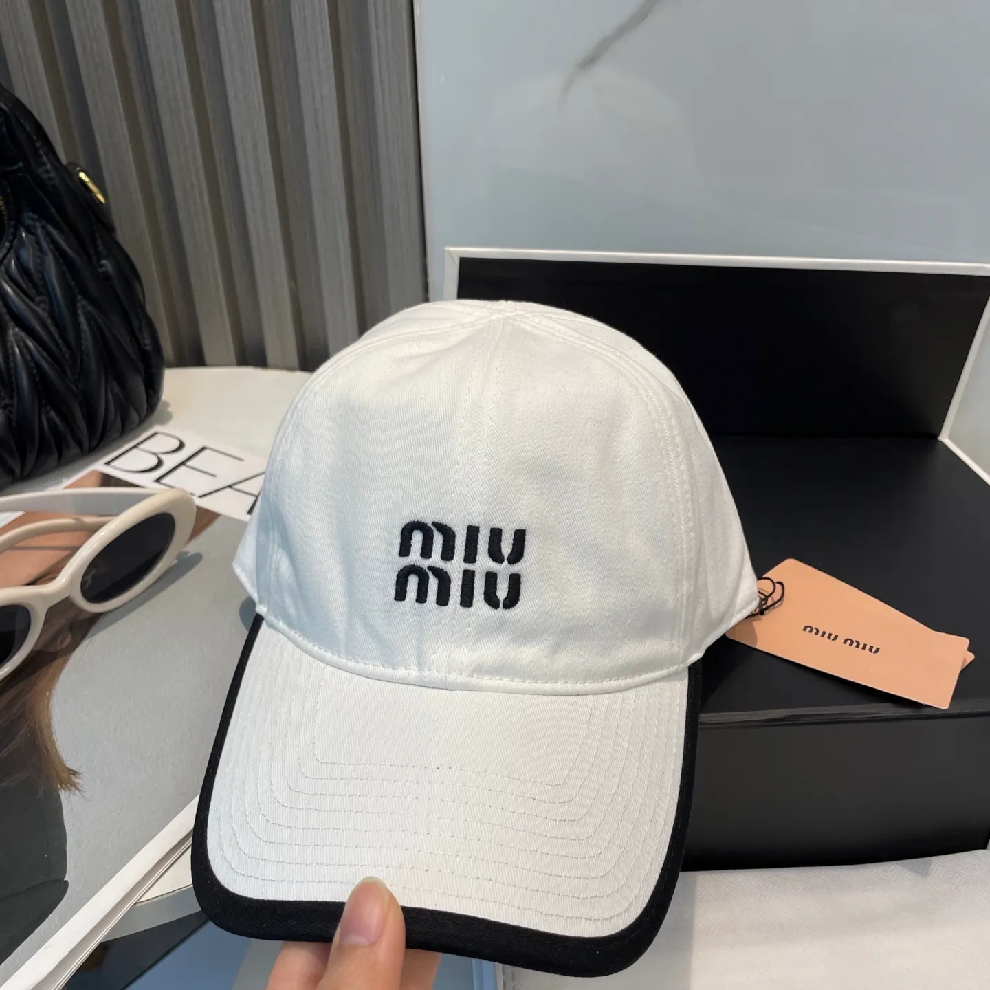 P60💛 Comes with dust bag. [Miumiu Miu Miu] New order style embroidered baseball cap🧢Big brand style is super easy to match, hurry up and get it!