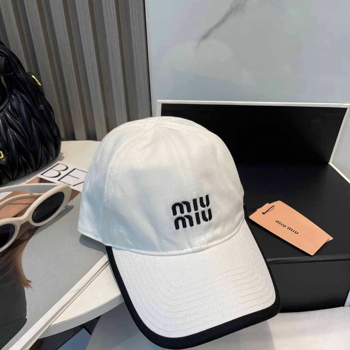 P60💛 Comes with dust bag. [Miumiu Miu Miu] New order style embroidered baseball cap🧢Big brand style is super easy to match, hurry up and get it!