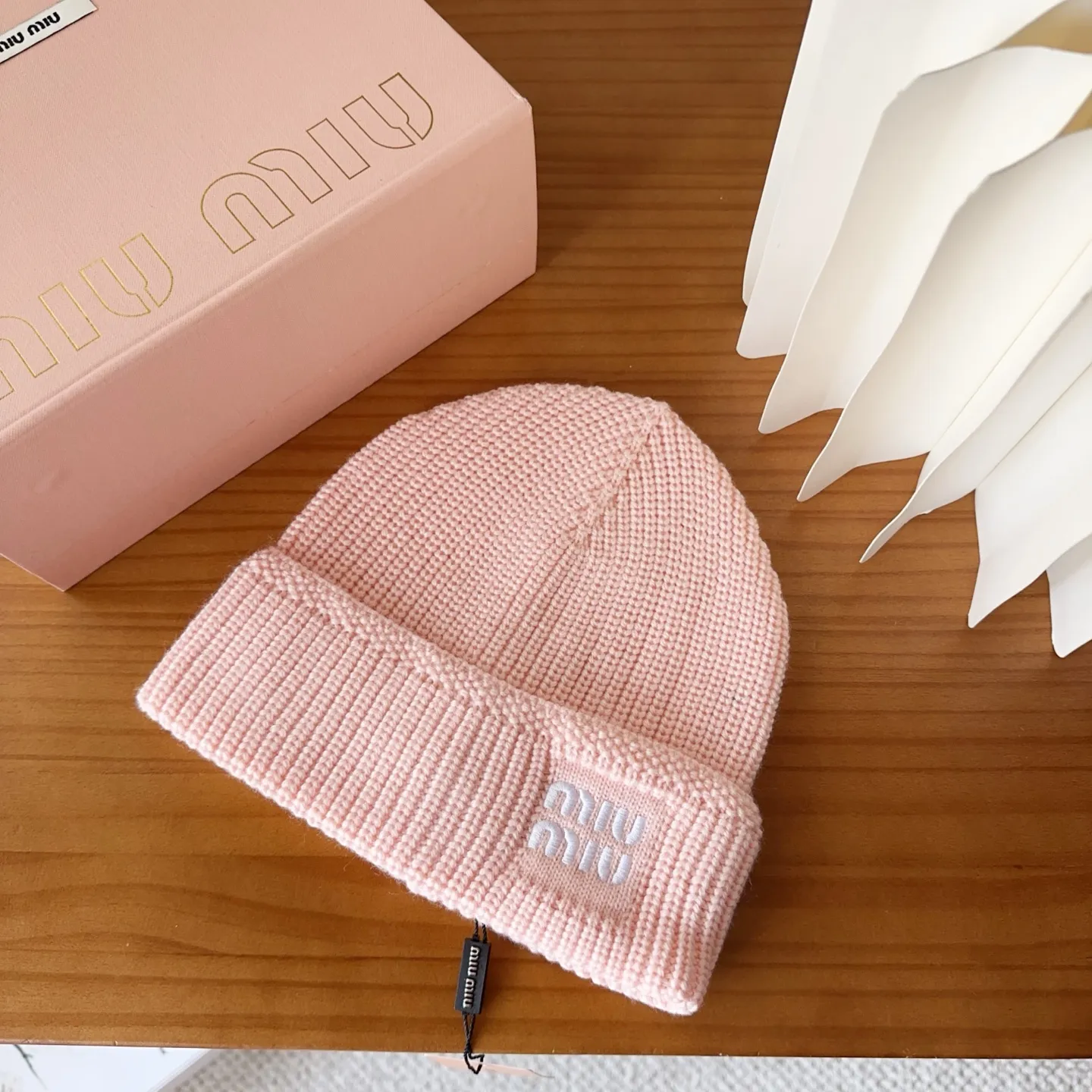 💰60 miumiu’s most popular knitted hat at the Miu Miu counter! Xiaohongshu’s new product is released, it’s so 🉑️, high-elastic fabric, classic colors, same style for men and women.