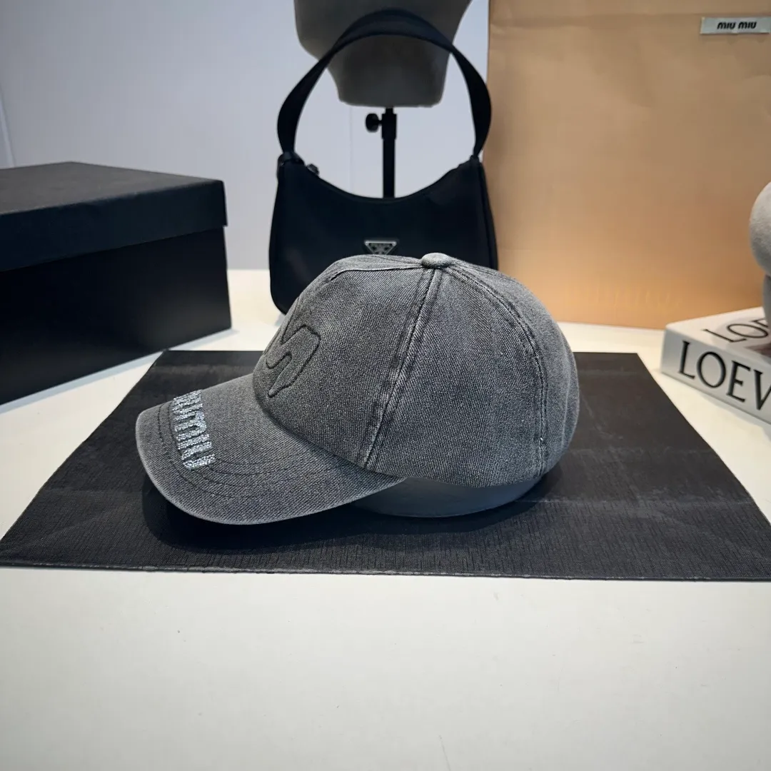 P60 miumiu Xiaohongshu popular recommendation. Original new baseball cap, authentic mold-making and custom-made, original workmanship is meticulous and the quality is superb!