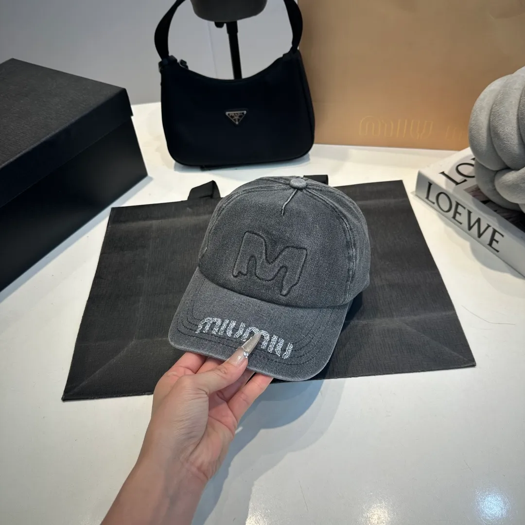 P60 miumiu Xiaohongshu popular recommendation. Original new baseball cap, authentic mold-making and custom-made, original workmanship is meticulous and the quality is superb!