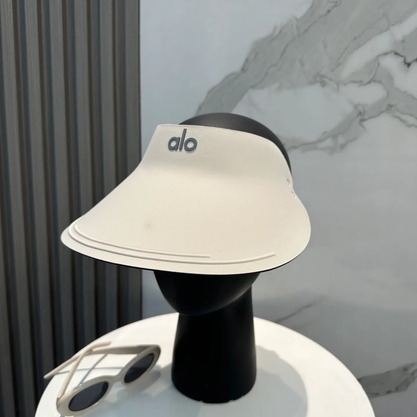 P60 miumiu Miu Miu～The new summer style seamless duck bill empty top hat is a summer sunshade artifact. It will not be stuffy at all, and the oversized brim is more sun-protective.