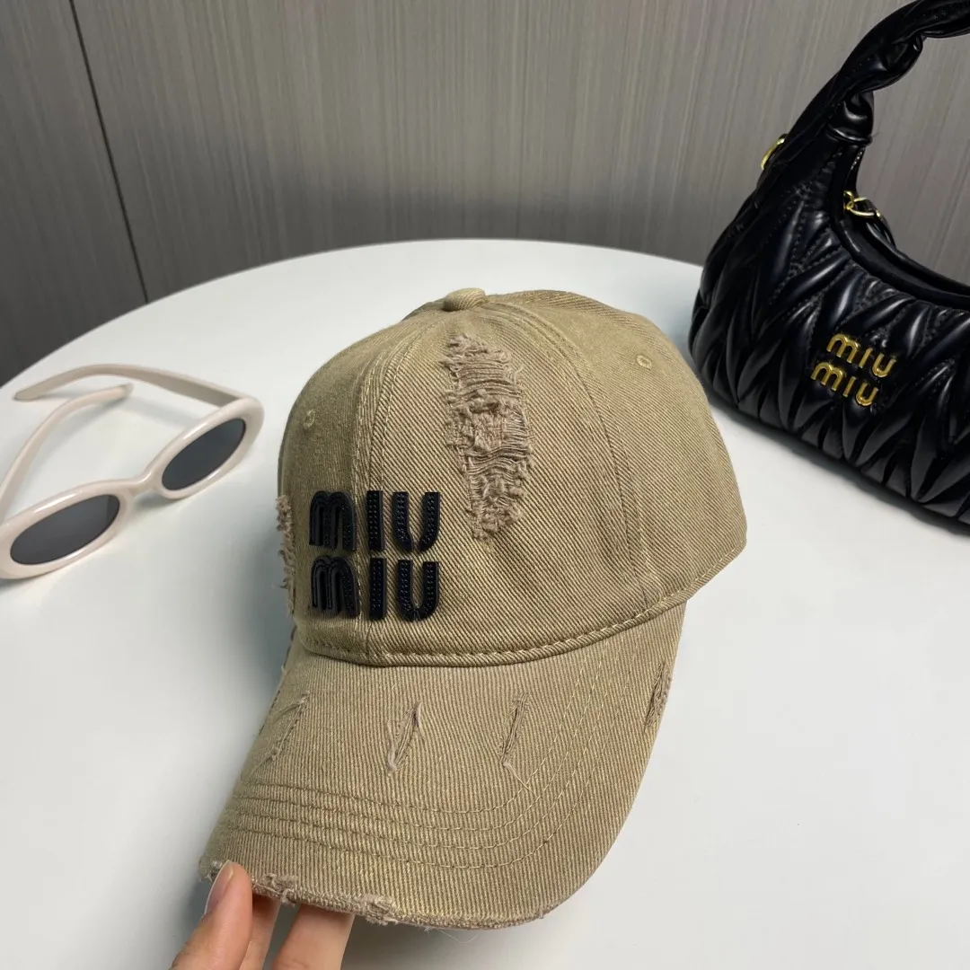 P56 MIUMIU～25 spring new baseball cap This hat is so beautiful! The hole design adds a bit of casualness and uninhibitedness, allowing you to easily wear it with casual wear or sportswear.