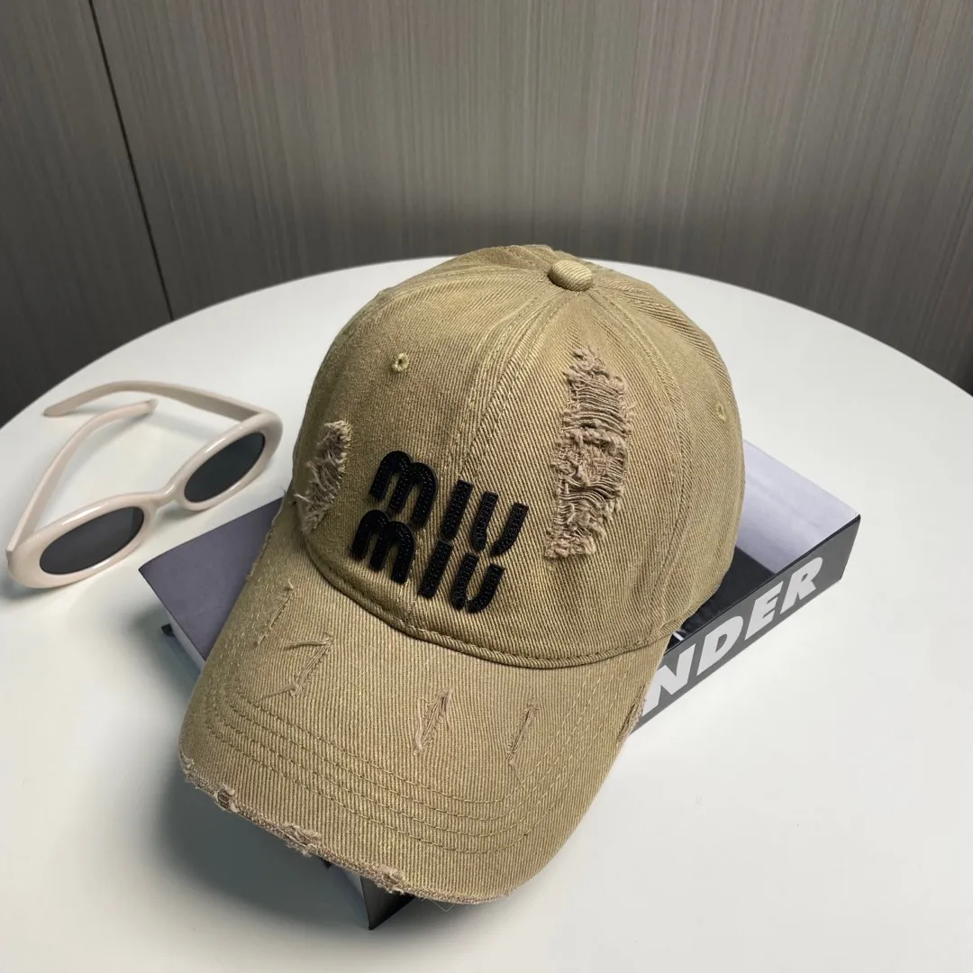 P56 MIUMIU～25 spring new baseball cap This hat is so beautiful! The hole design adds a bit of casualness and uninhibitedness, allowing you to easily wear it with casual wear or sportswear.