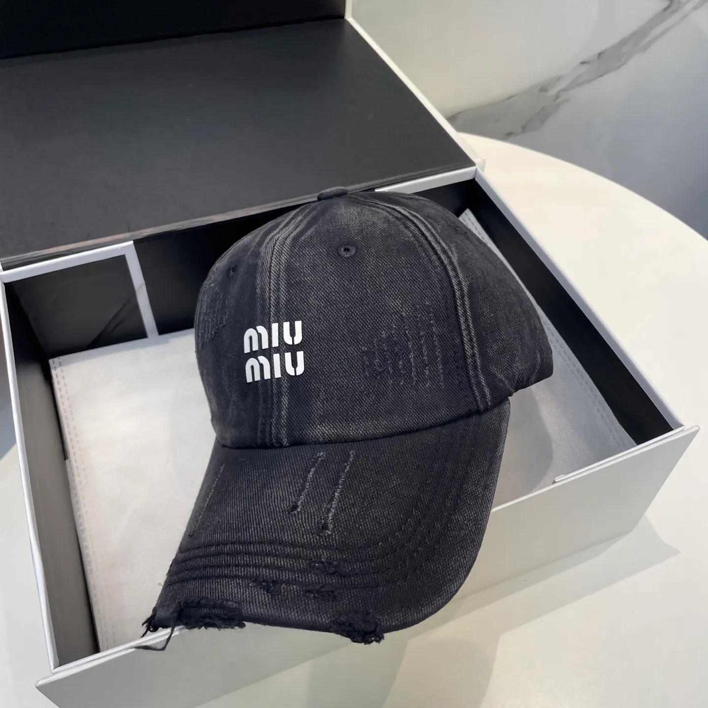 P60 miumiu new solid color baseball cap, the hottest color at the moment - full of street style! Trendy and versatile, Xiaohongshu grows grass, poison, get your boyfriend, and cool together