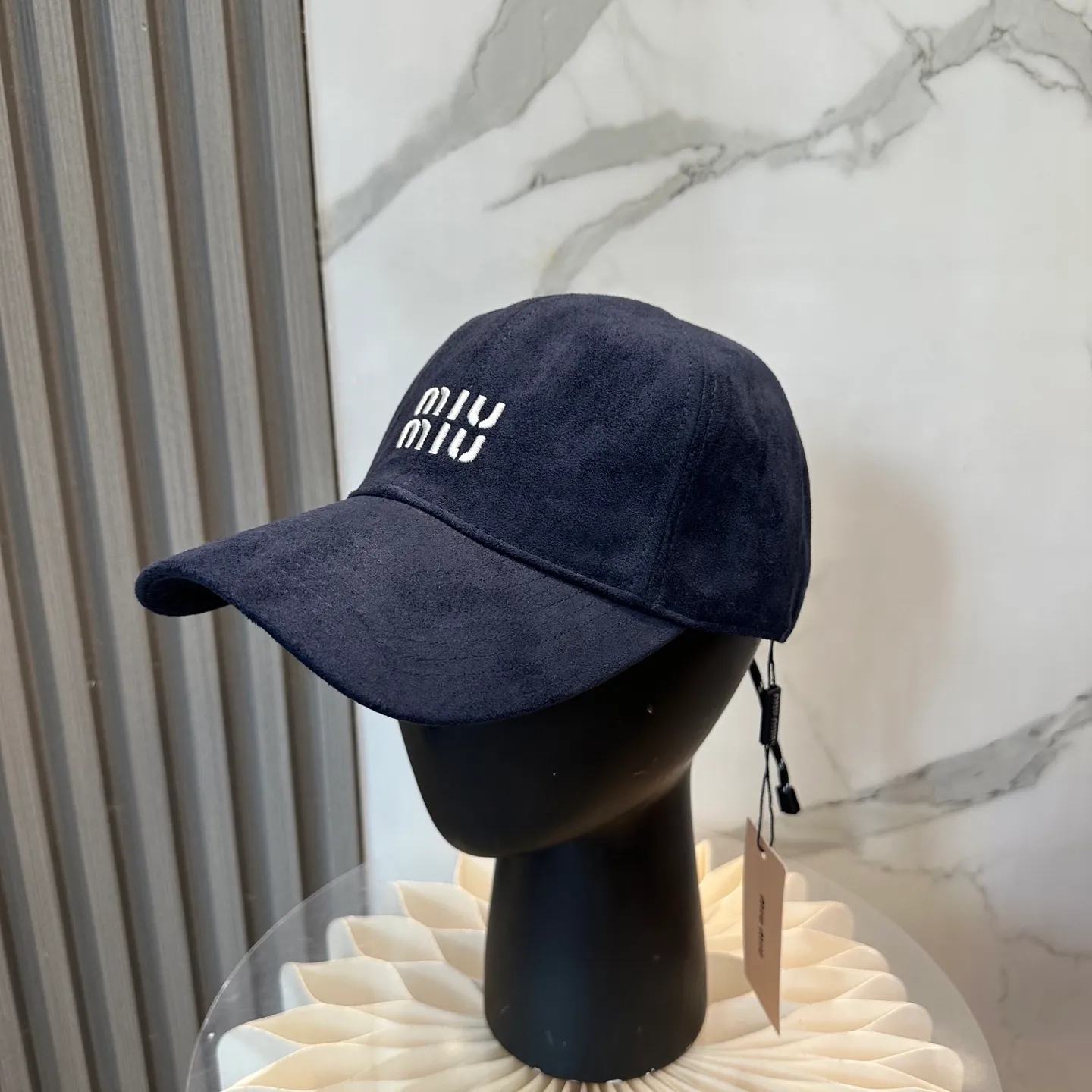 P70 miumiu Miu Miu's new leather baseball cap. The colors are so special~ Close your eyes and look in. They are all white colors. Same style for men and women.