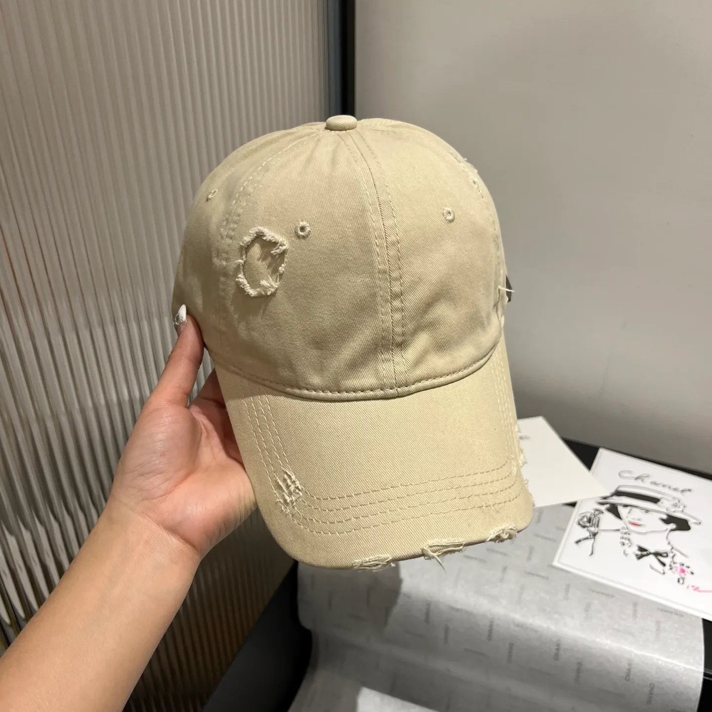💰70¥ miumiu new ripped peaked cap, unisex, great style