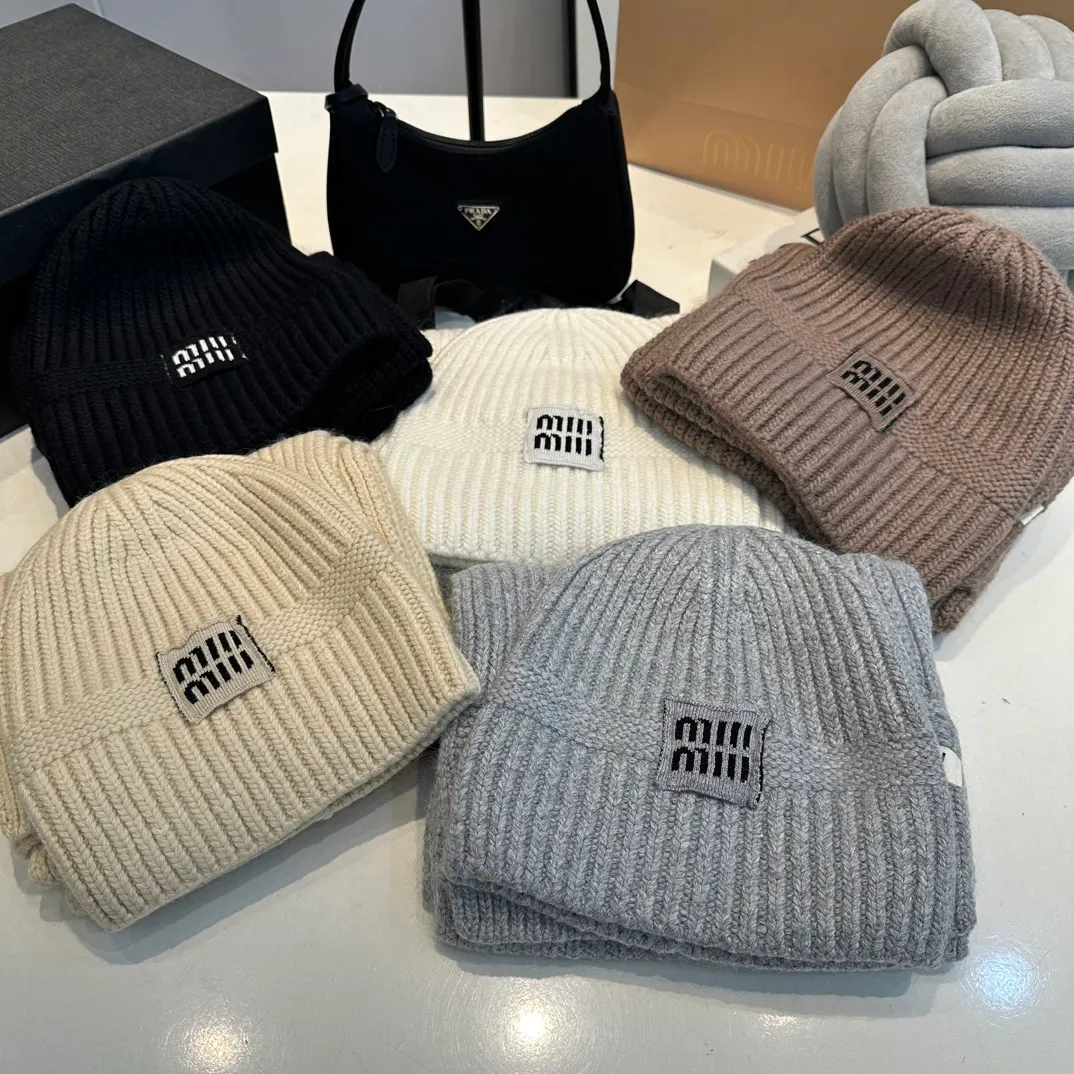 P200 miumiu two-piece knitted hat set, popular at Miumiu counter. Hat + scarf. New product released by Xiaohongshu. Very warm. High-elastic fabric. Classic colors. Same style for men and women.