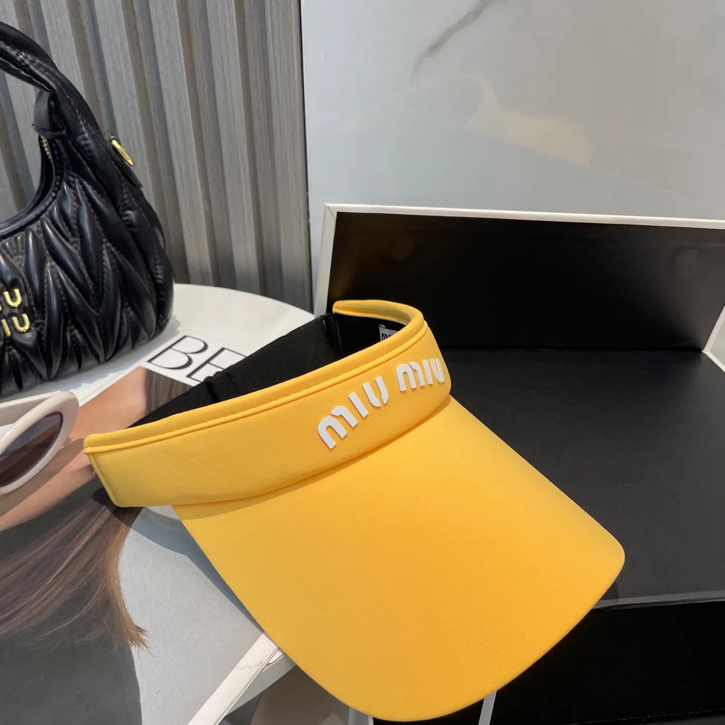 P60miumiuMiu Miu💞 Summer ice silk empty top hat. The empty top sun protection hat does not delay the ponytail~ The ice silk fabric is practical and beautiful! The design of the large brim can effectively block ultraviolet rays. Multiple colors available.