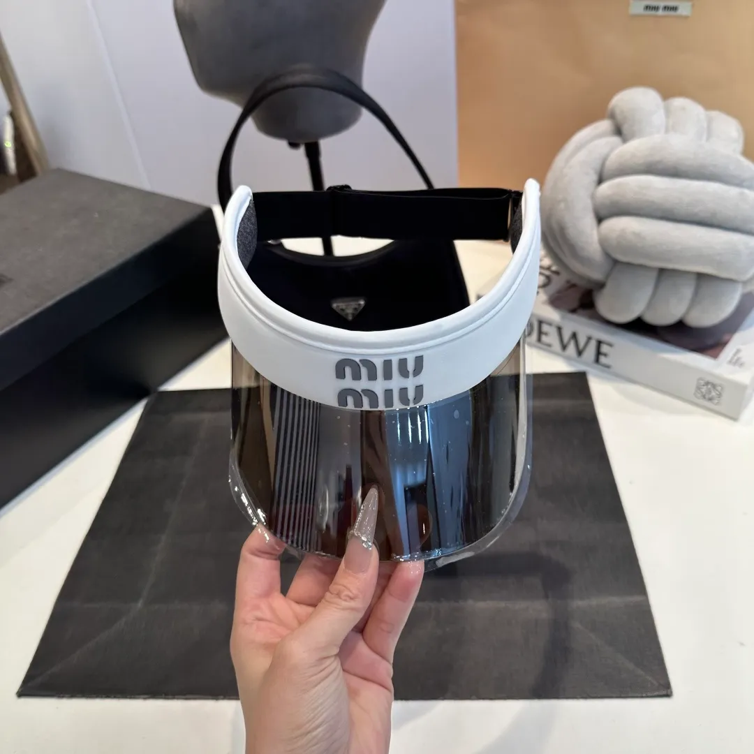 The P50 MiuMiu hot style empty top hat is here~ I can’t help but share it with you right away. It’s a new and super beautiful empty top hat. It’s a hat that many Jimei are looking for in summer. It’s a must-have for outdoor activities such as playing golf. It’s a must-have for both fashion and function. 🤍Treasure style, the top is very beautiful!