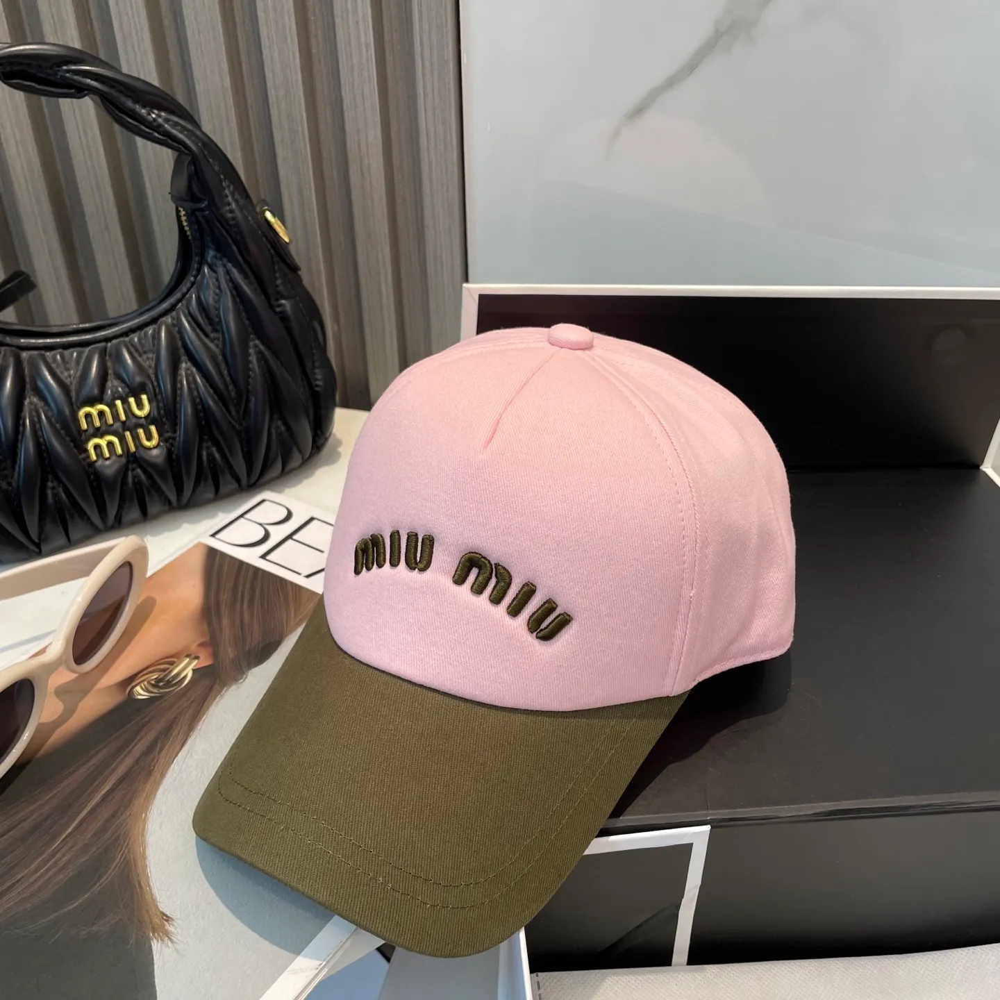 P70💛 Comes with dust bag. [Miumiu Miu Miu] New order style embroidered baseball cap🧢Big brand style is super easy to match, hurry up and get it!