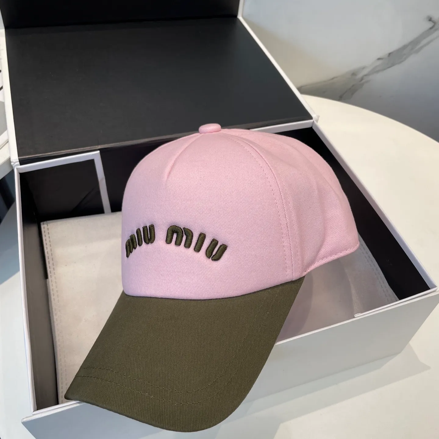 P70💛 Comes with dust bag. [Miumiu Miu Miu] New order style embroidered baseball cap🧢Big brand style is super easy to match, hurry up and get it!