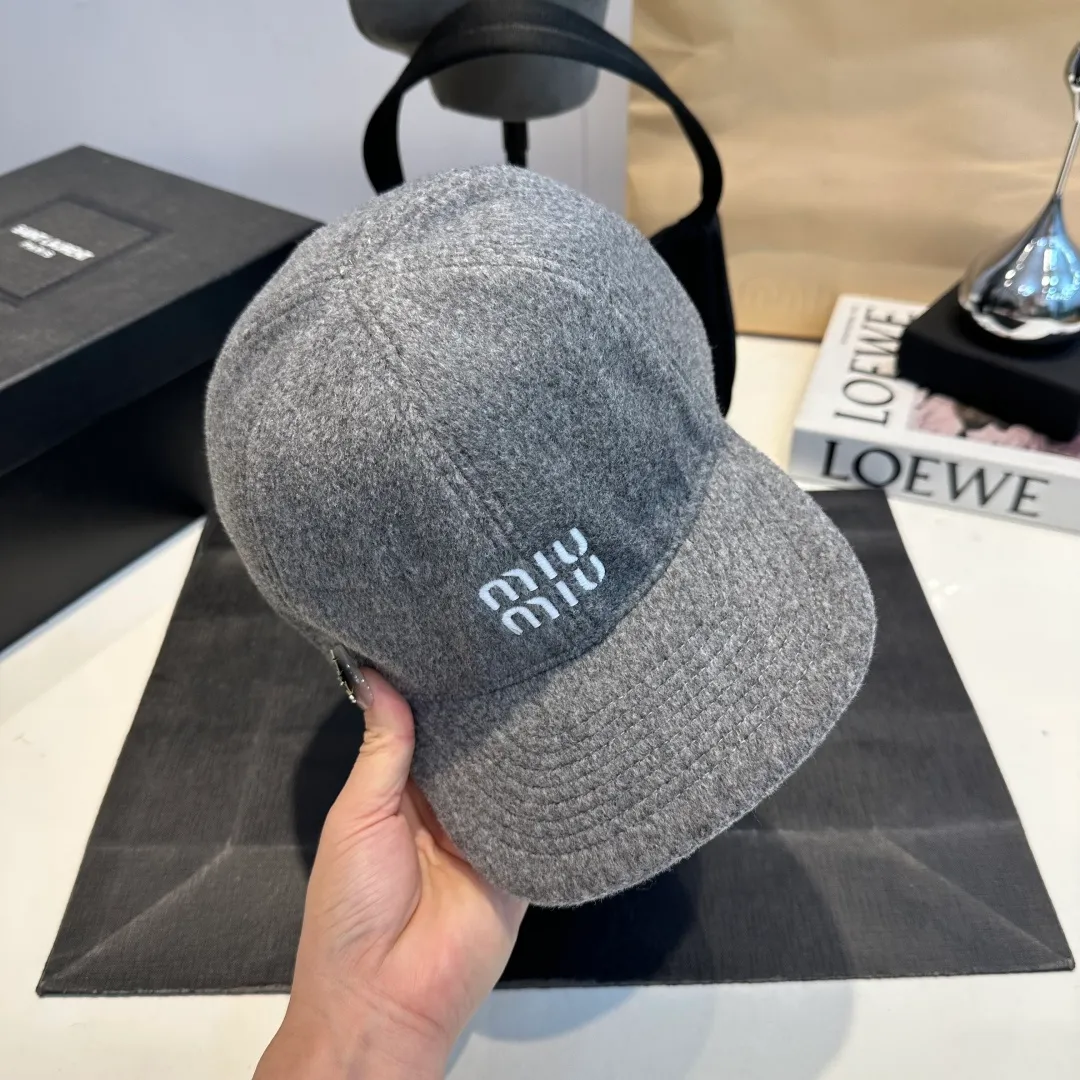 P70 miumiu~The new autumn and winter lamb wool baseball cap~ It is a super perfect interpretation of the sweet and cool style. I just love it so much❤️ The top is sexy and handsome. Both are online! No girl can refuse a fluffy item.