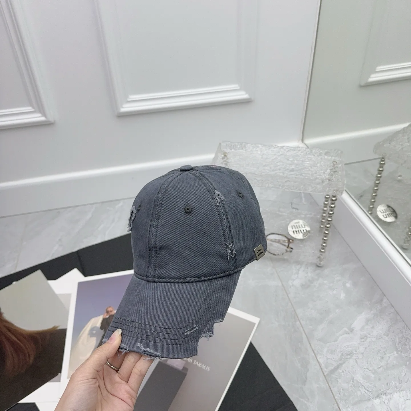 miumiu new color matching 🩶 High-end baseball cap, full of personality!
