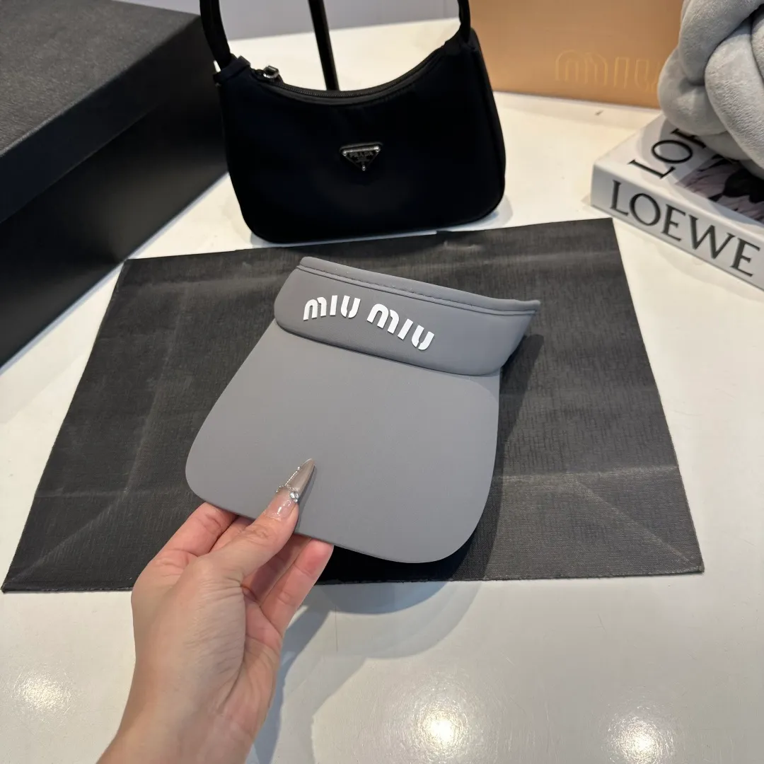 P50 miumiu empty top sun hat, clean silhouette design! Wearing it on any face shape will look like a slap in the face! It not only protects you from the sun but also increases the height of your skull. The key is that it doesn’t block your view at all! It’s suitable for sports or traveling.