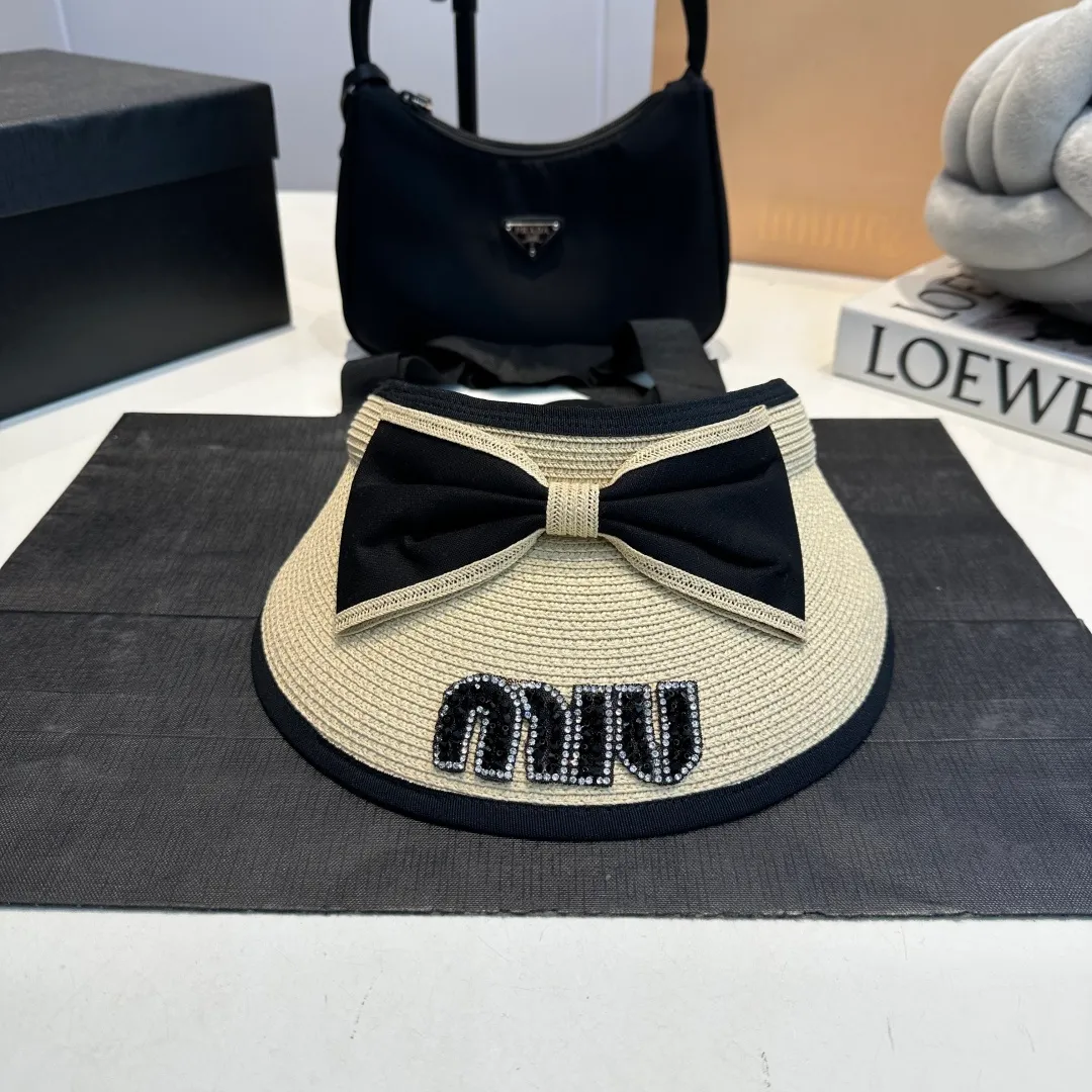 P80 miumiu empty top hat, a must-have item in summer, because it is so easy to match, and it is really super artistic in summer when paired with cool summer style ~ Just wear a little white skirt and you can attract the attention of blockbusters ~