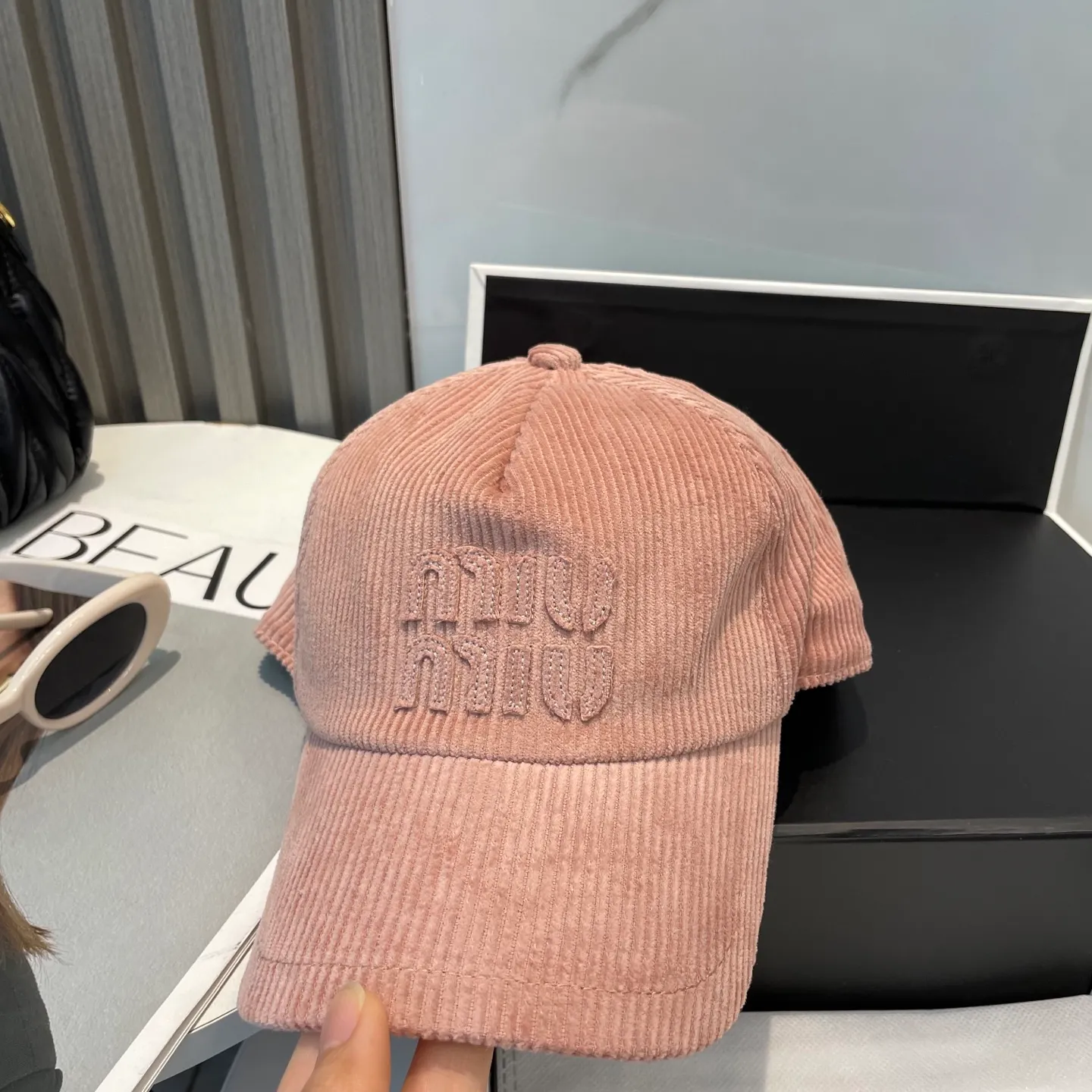 P70 miumiu limited new corduroy baseball cap, corduroy textured peaked cap. A very attractive baseball cap🧢~Same style for men and women. It brings a sense of atmosphere when you go out every day. It feels great to change it occasionally.