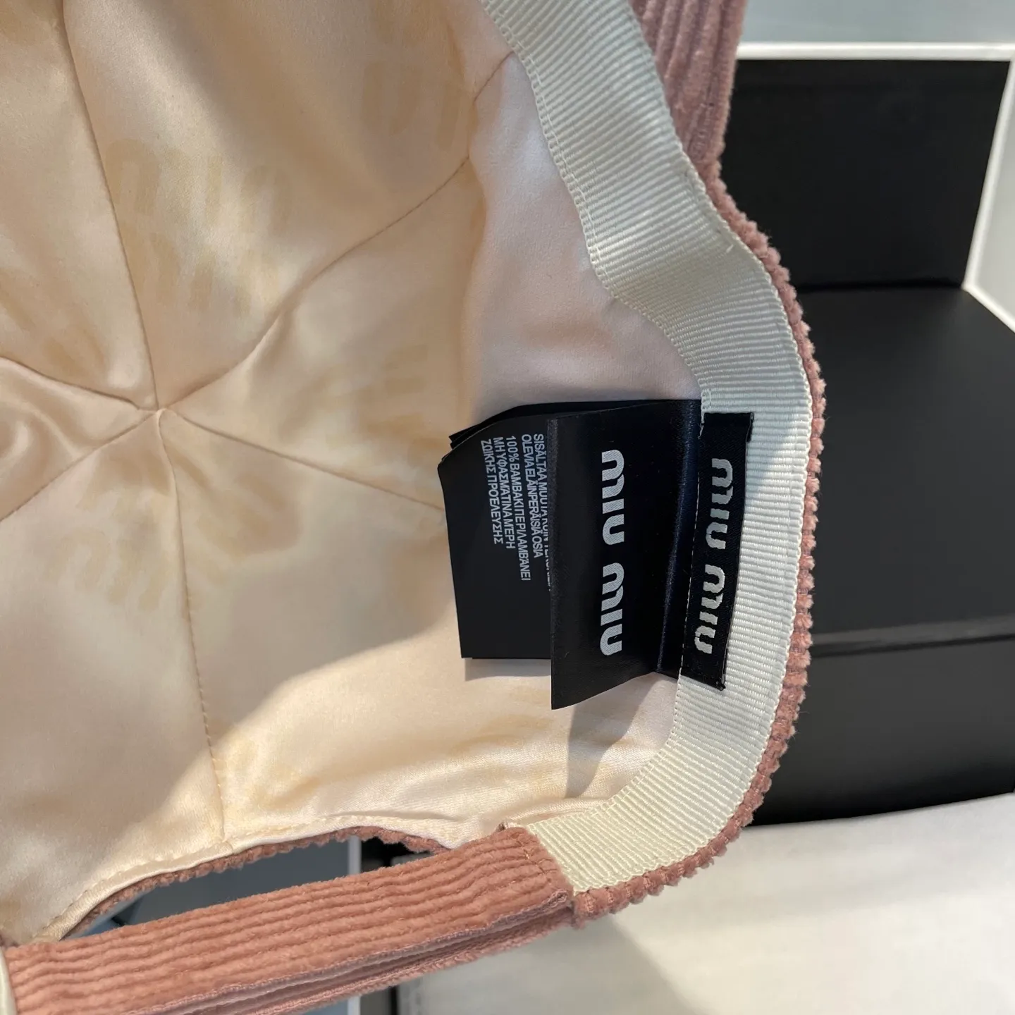 P70 miumiu limited new corduroy baseball cap, corduroy textured peaked cap. A very attractive baseball cap🧢~Same style for men and women. It brings a sense of atmosphere when you go out every day. It feels great to change it occasionally.