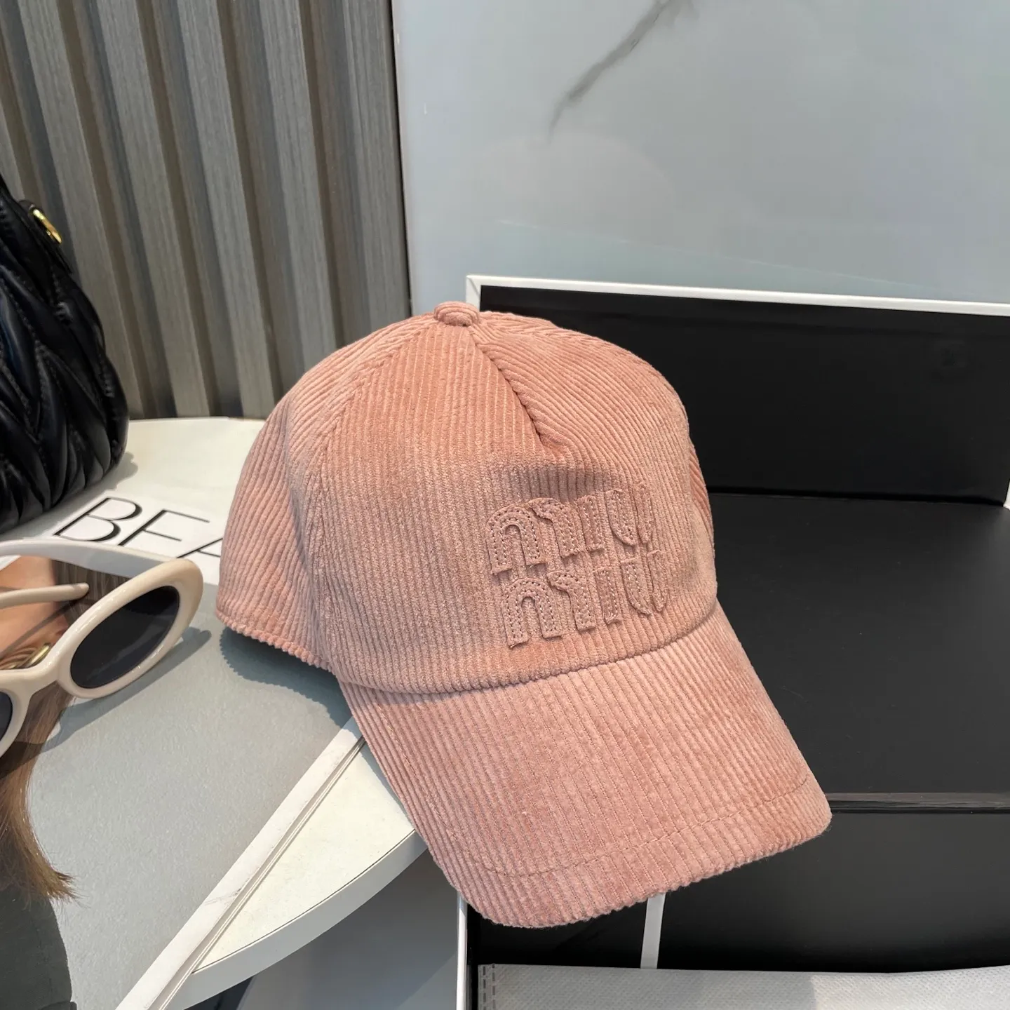 P70 miumiu limited new corduroy baseball cap, corduroy textured peaked cap. A very attractive baseball cap🧢~Same style for men and women. It brings a sense of atmosphere when you go out every day. It feels great to change it occasionally.