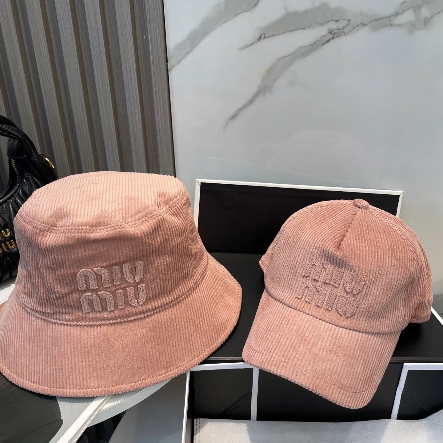 P70 miumiu limited new corduroy baseball cap, corduroy textured peaked cap. A very attractive baseball cap🧢~Same style for men and women. It brings a sense of atmosphere when you go out every day. It feels great to change it occasionally.