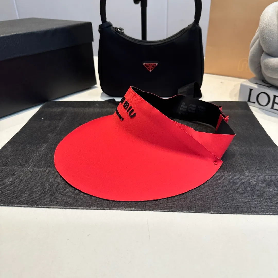 P60 miumiu💞 Summer Ice Silk Empty Hat. The Empty Sun Protection Hat does not delay the ponytail~ The ice silk fabric is practical and beautiful! The design of the large brim can effectively block ultraviolet rays. Multiple colors available.