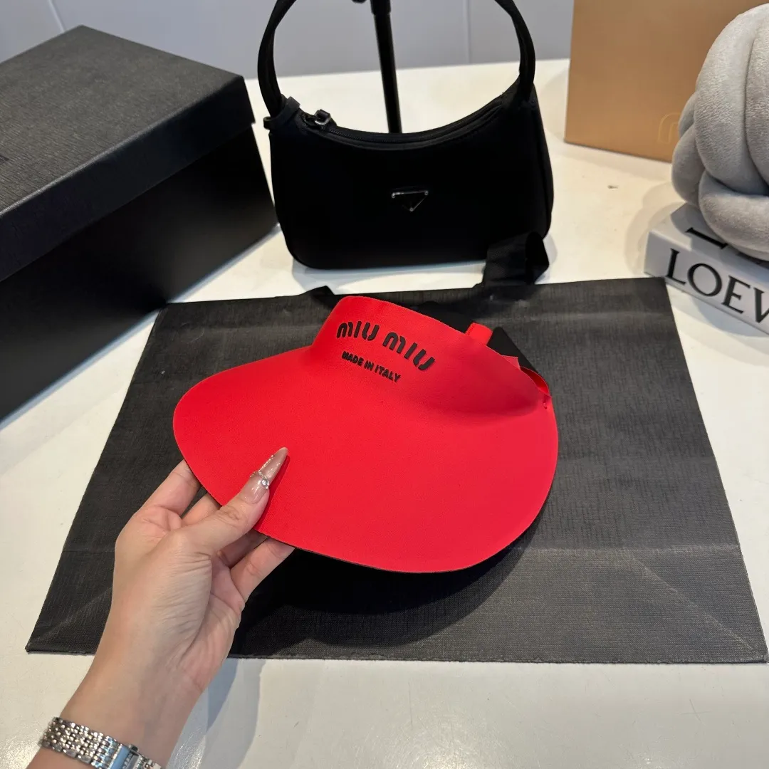 P60 miumiu💞 Summer Ice Silk Empty Hat. The Empty Sun Protection Hat does not delay the ponytail~ The ice silk fabric is practical and beautiful! The design of the large brim can effectively block ultraviolet rays. Multiple colors available.
