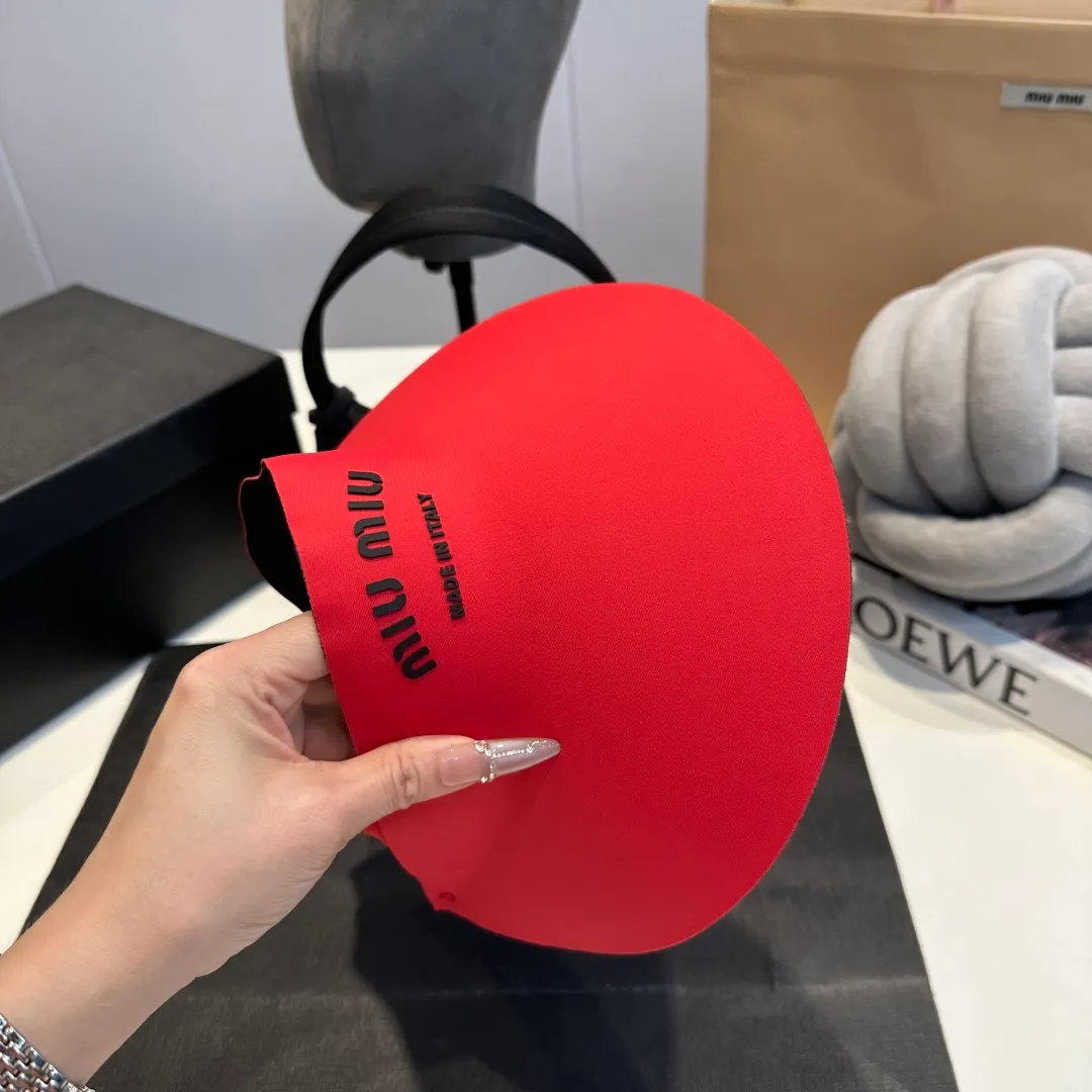 P60 miumiu💞 Summer Ice Silk Empty Hat. The Empty Sun Protection Hat does not delay the ponytail~ The ice silk fabric is practical and beautiful! The design of the large brim can effectively block ultraviolet rays. Multiple colors available.