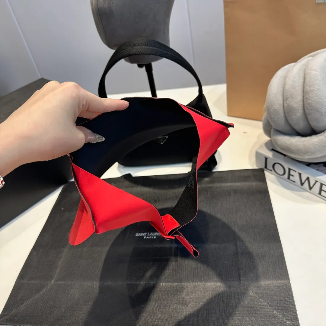 P60 miumiu💞 Summer Ice Silk Empty Hat. The Empty Sun Protection Hat does not delay the ponytail~ The ice silk fabric is practical and beautiful! The design of the large brim can effectively block ultraviolet rays. Multiple colors available.