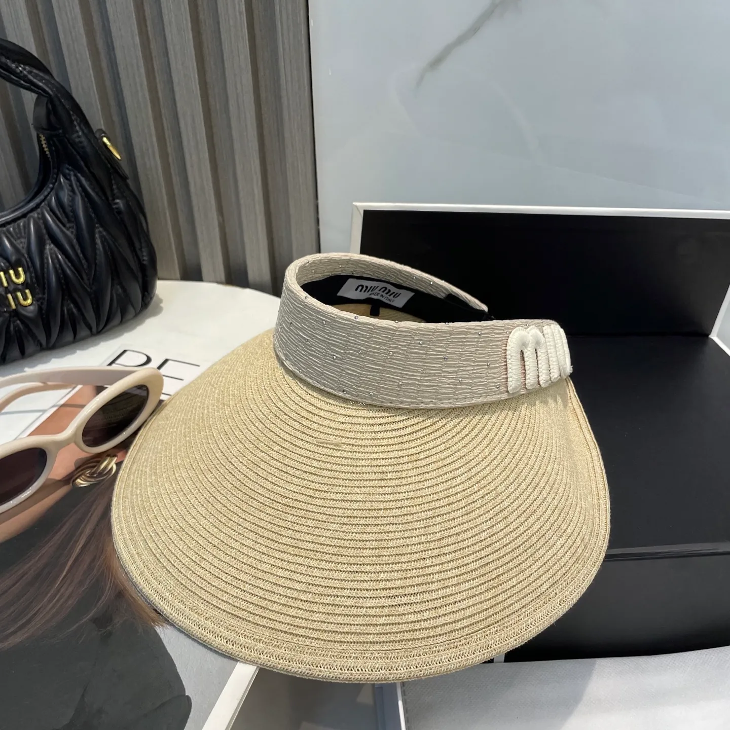 P70 comes with dust bag miumiu empty top hat, a must-have item in summer, because it is so easy to match, it is really super artistic in summer when paired with a cool summer style~ Just wear a little white skirt and you can attract the attention of blockbusters~