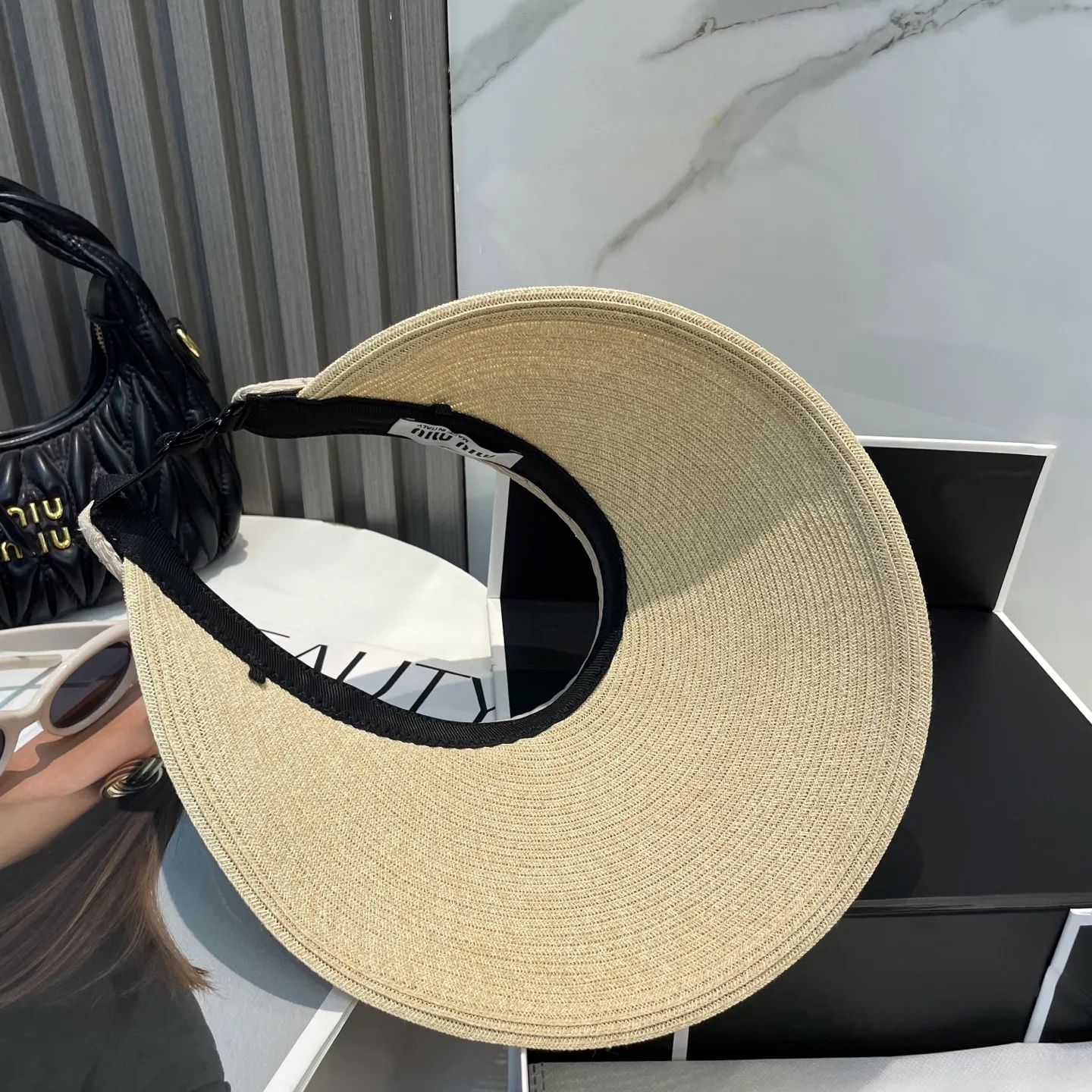 P70 comes with dust bag miumiu empty top hat, a must-have item in summer, because it is so easy to match, it is really super artistic in summer when paired with a cool summer style~ Just wear a little white skirt and you can attract the attention of blockbusters~