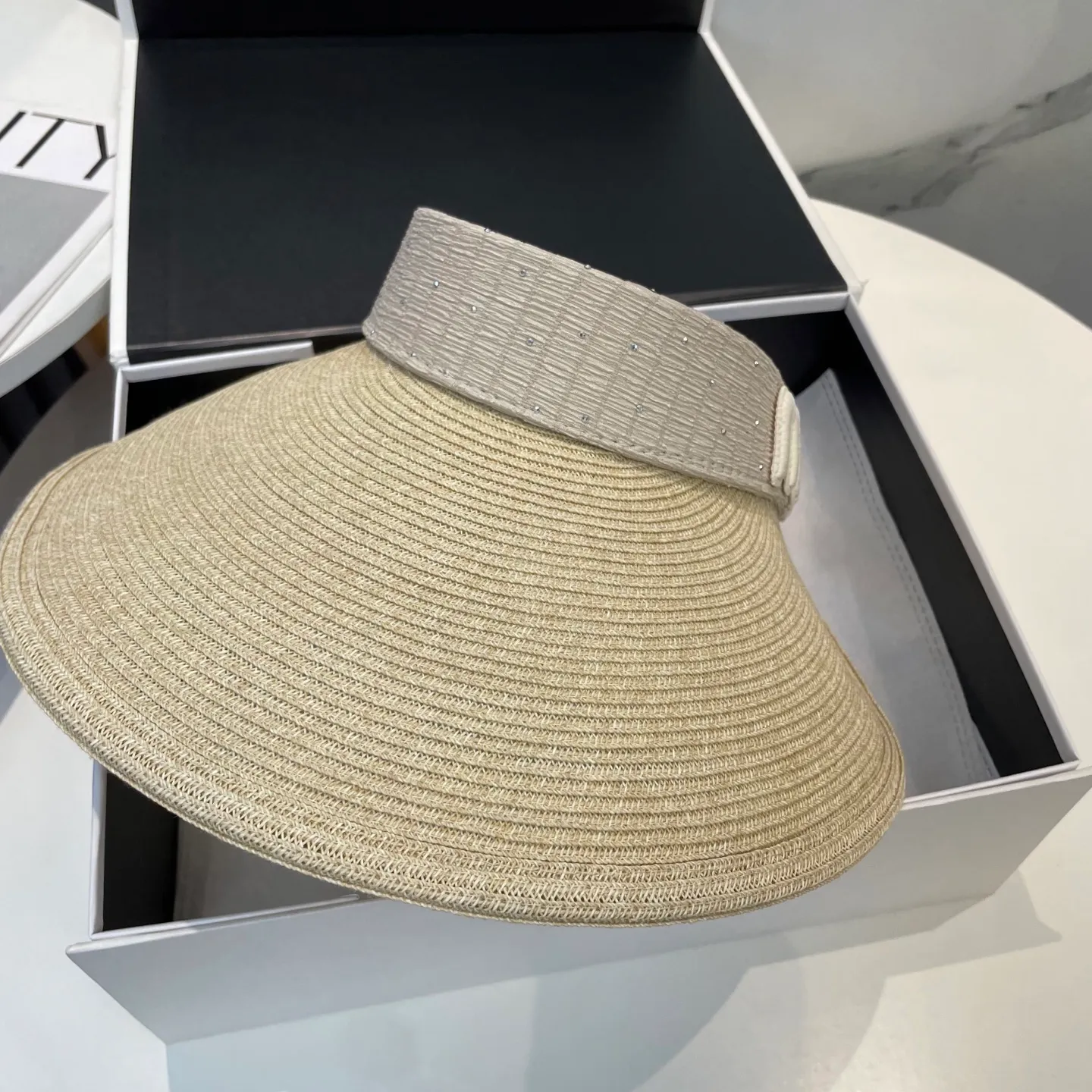 P70 comes with dust bag miumiu empty top hat, a must-have item in summer, because it is so easy to match, it is really super artistic in summer when paired with a cool summer style~ Just wear a little white skirt and you can attract the attention of blockbusters~