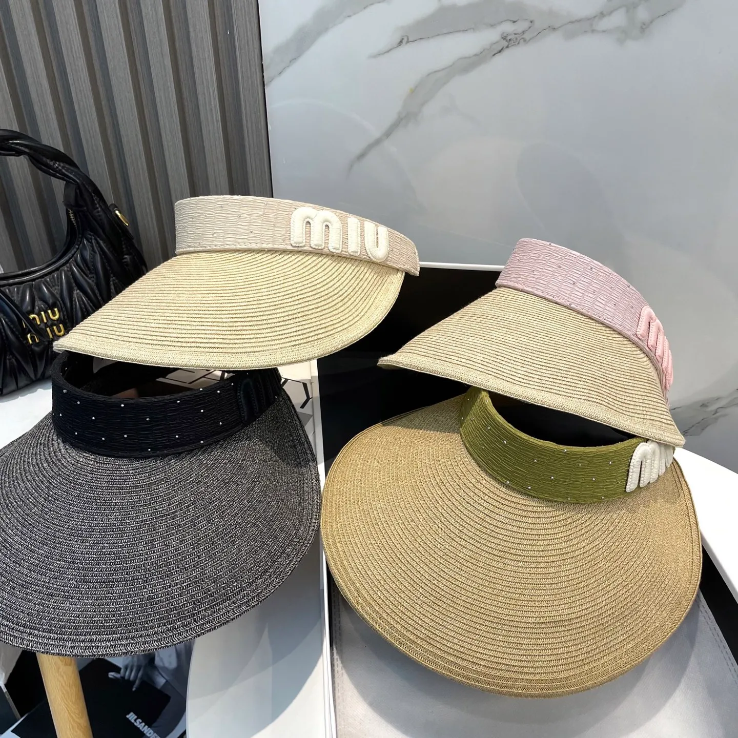 P70 comes with dust bag miumiu empty top hat, a must-have item in summer, because it is so easy to match, it is really super artistic in summer when paired with a cool summer style~ Just wear a little white skirt and you can attract the attention of blockbusters~