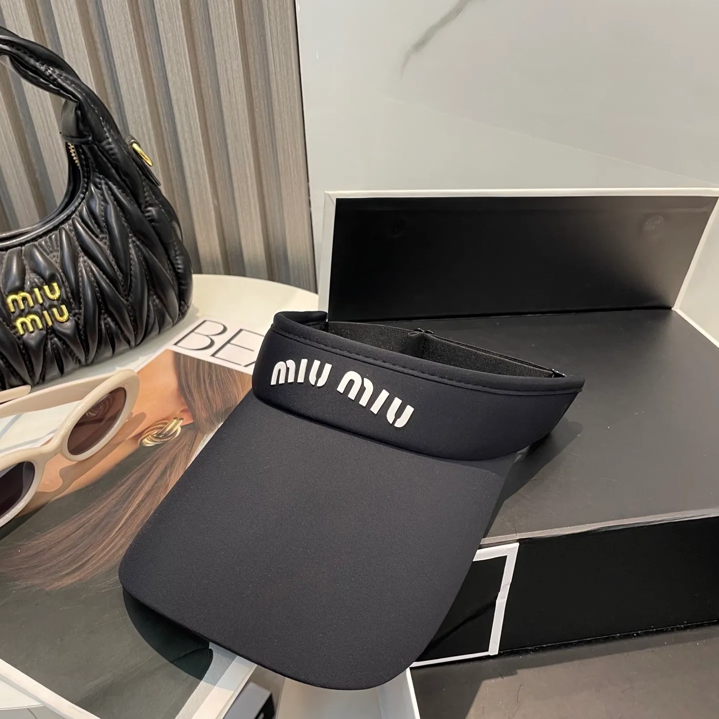 P60miumiuMiu Miu💞 Summer ice silk empty top hat. The empty top sun protection hat does not delay the ponytail~ The ice silk fabric is practical and beautiful! The design of the large brim can effectively block ultraviolet rays. Multiple colors available.