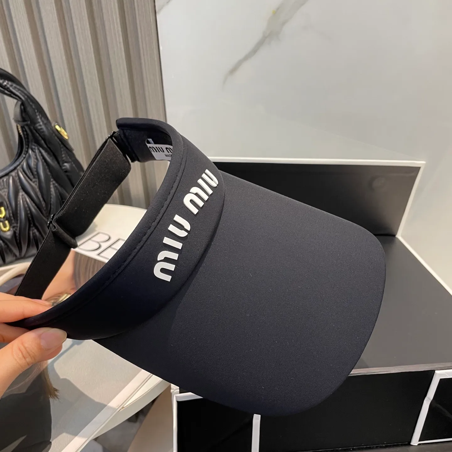 P60miumiuMiu Miu💞 Summer ice silk empty top hat. The empty top sun protection hat does not delay the ponytail~ The ice silk fabric is practical and beautiful! The design of the large brim can effectively block ultraviolet rays. Multiple colors available.