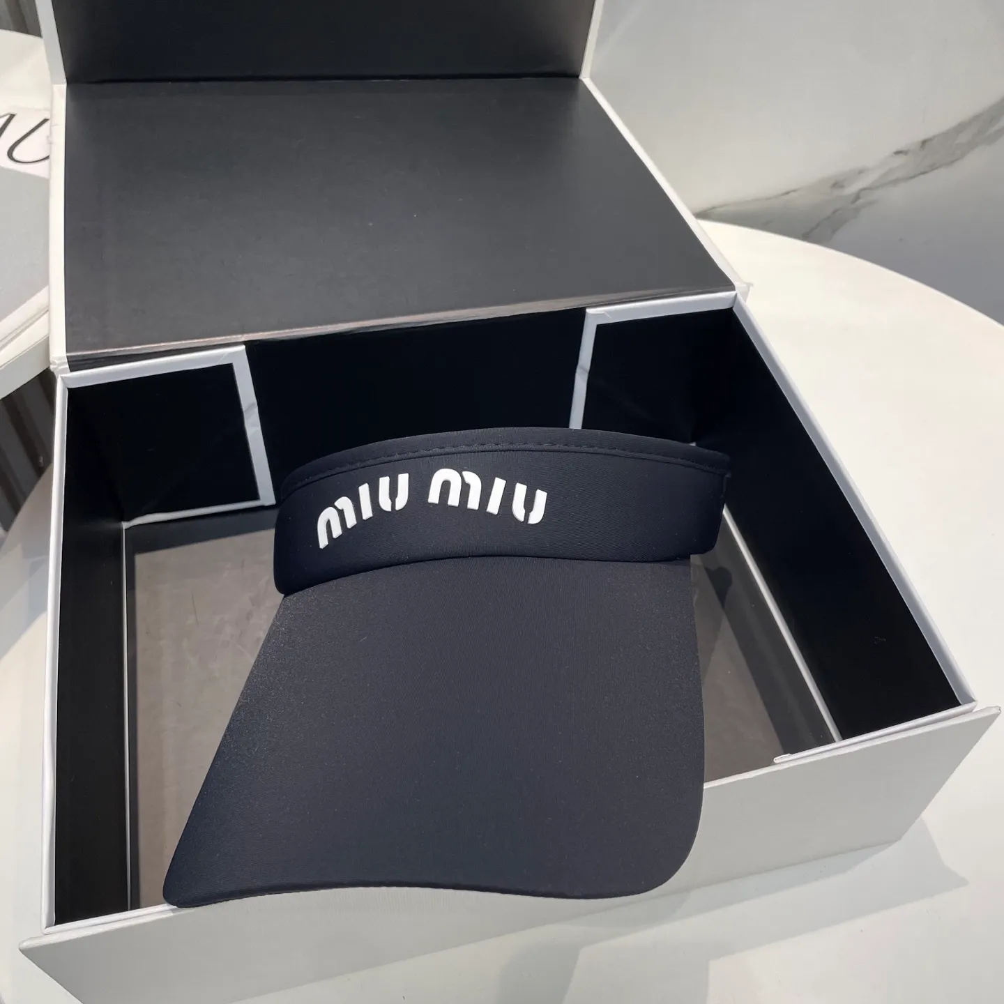 P60miumiuMiu Miu💞 Summer ice silk empty top hat. The empty top sun protection hat does not delay the ponytail~ The ice silk fabric is practical and beautiful! The design of the large brim can effectively block ultraviolet rays. Multiple colors available.