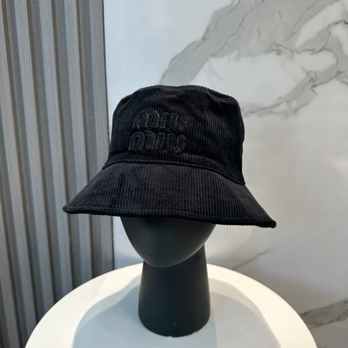 P76 miumiu limited new corduroy fisherman hat/baseball cap, corduroy textured fisherman hat. A very attractive fisherman hat ~ the same style for men and women. It has its own atmosphere when going out every day. It feels great to change it occasionally.