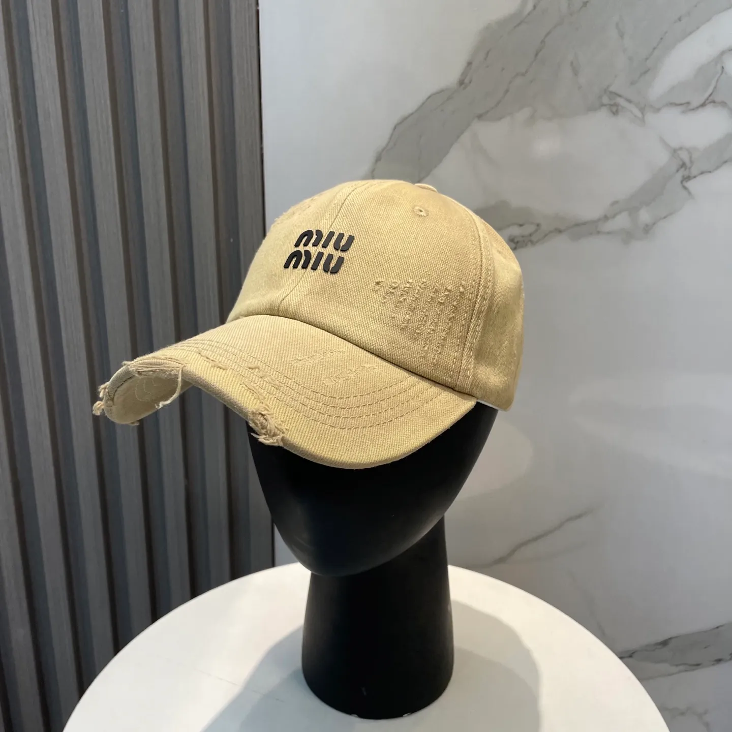 P60 miumiu new solid color baseball cap, the hottest color at the moment - full of street style! Trendy and versatile, Xiaohongshu grows grass, poison, get your boyfriend, and cool together