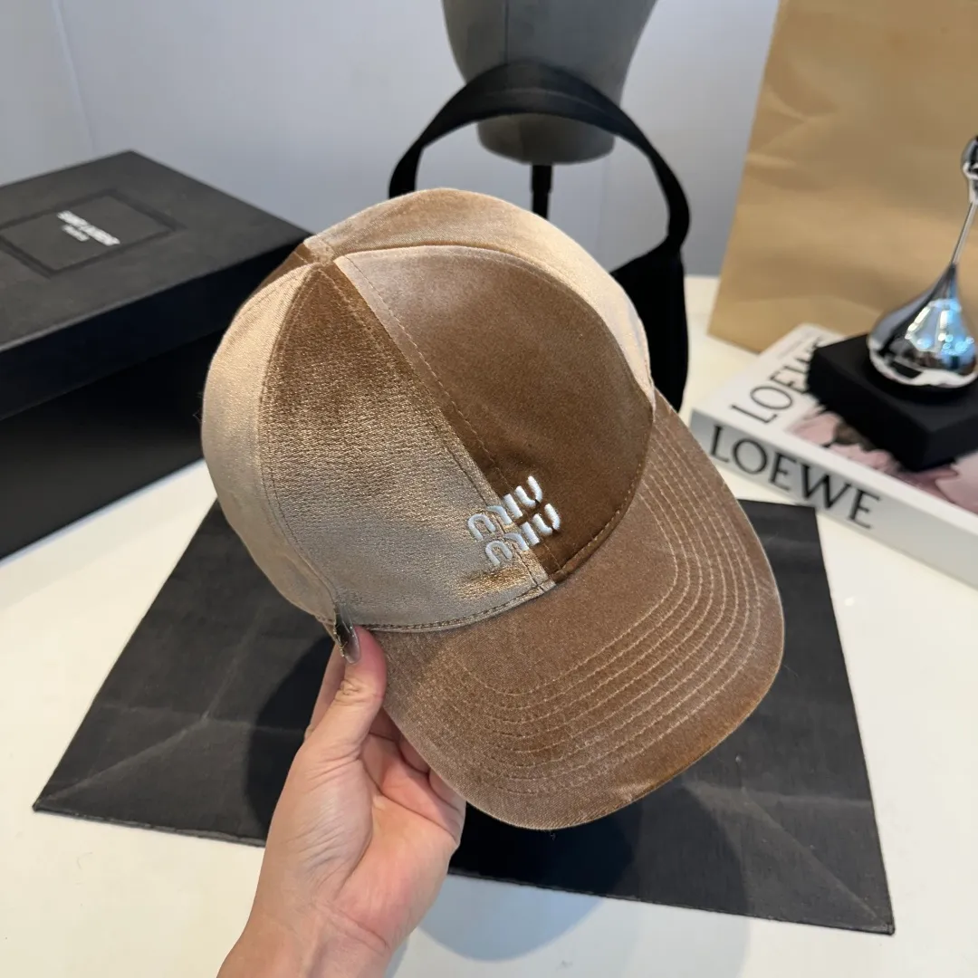 P60 miumiu 25 autumn and winter new velvet letter embroidered baseball cap