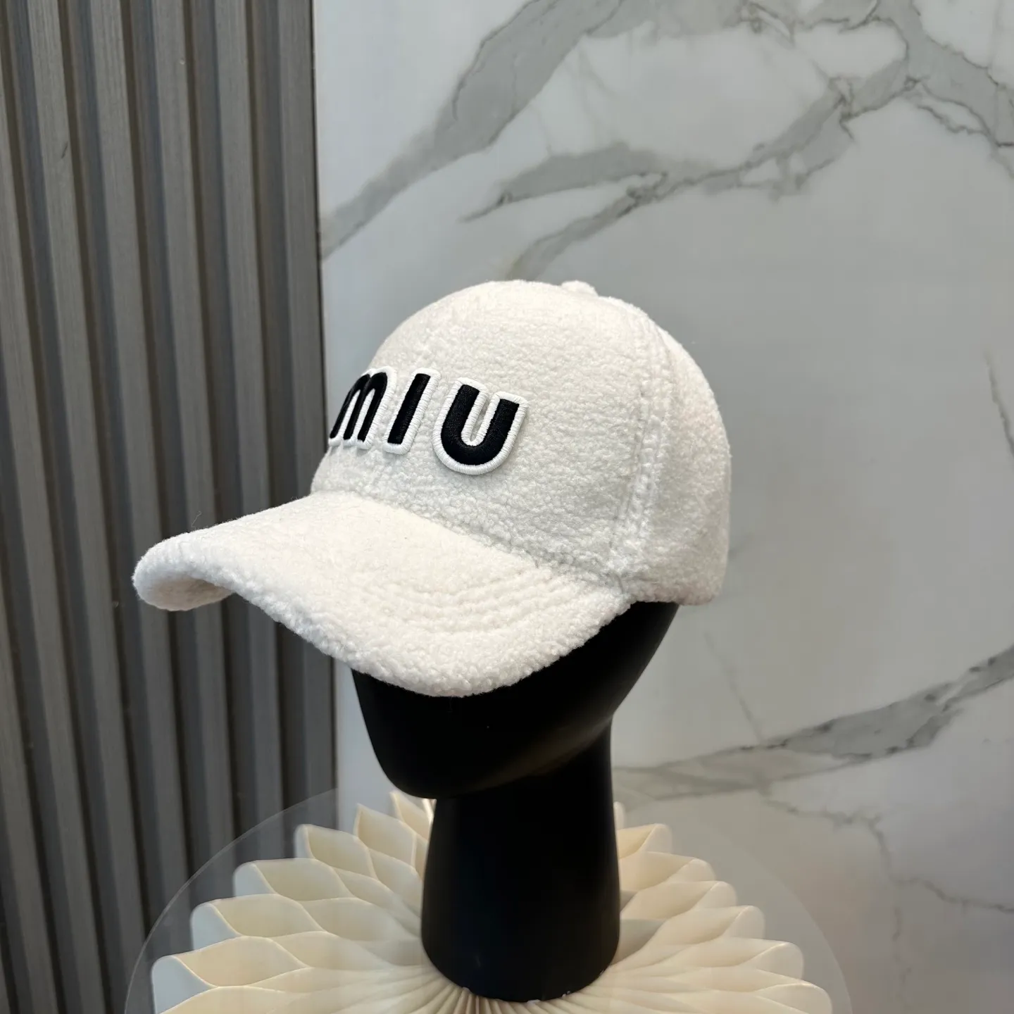 P56 miumiu~The new autumn and winter lamb wool baseball cap~ It is a super perfect interpretation of the sweet and cool style. I just love it so much❤️ The top is sexy and handsome. Both are online! No girl can refuse a fluffy item.