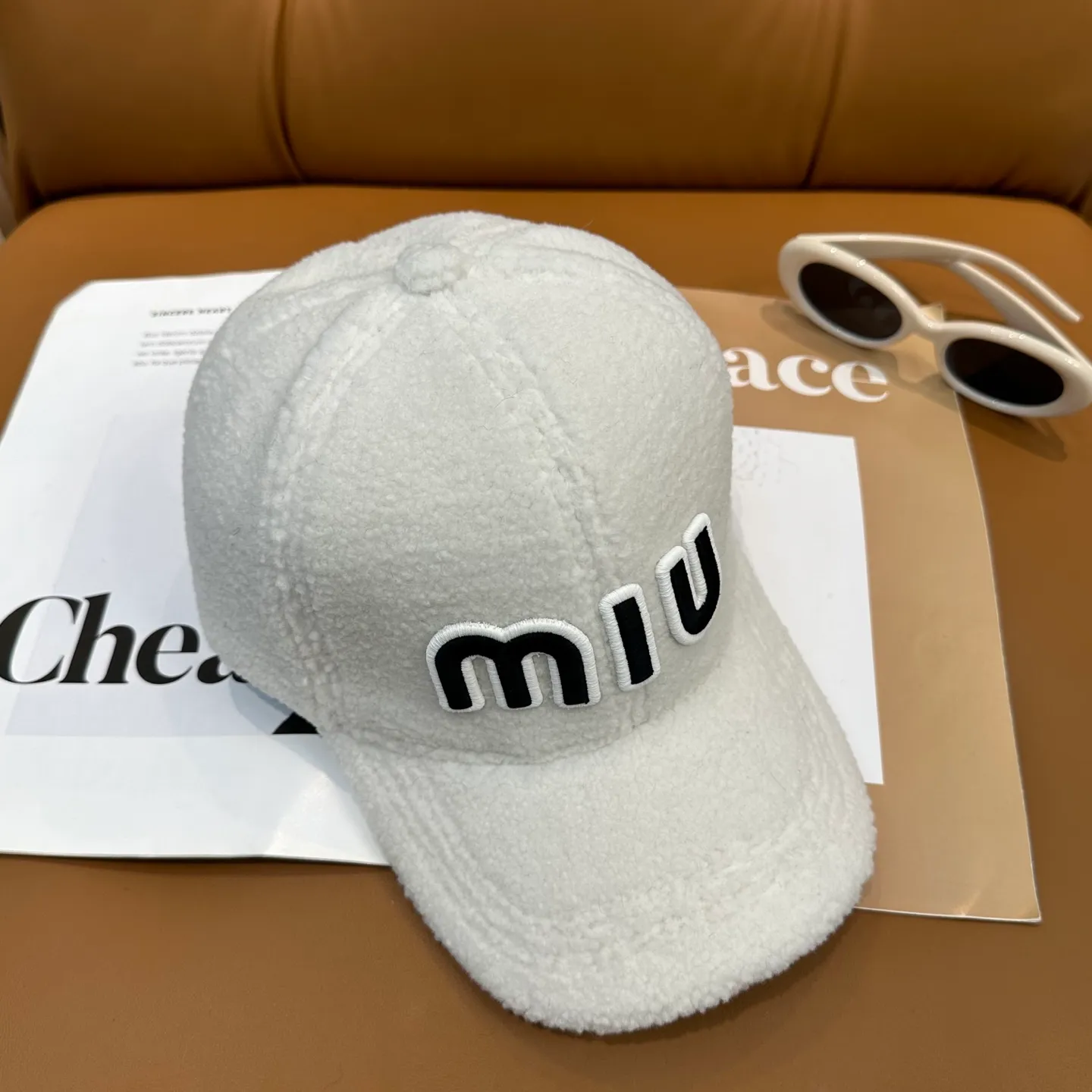 P56 miumiu~The new autumn and winter lamb wool baseball cap~ It is a super perfect interpretation of the sweet and cool style. I just love it so much❤️ The top is sexy and handsome. Both are online! No girl can refuse a fluffy item.