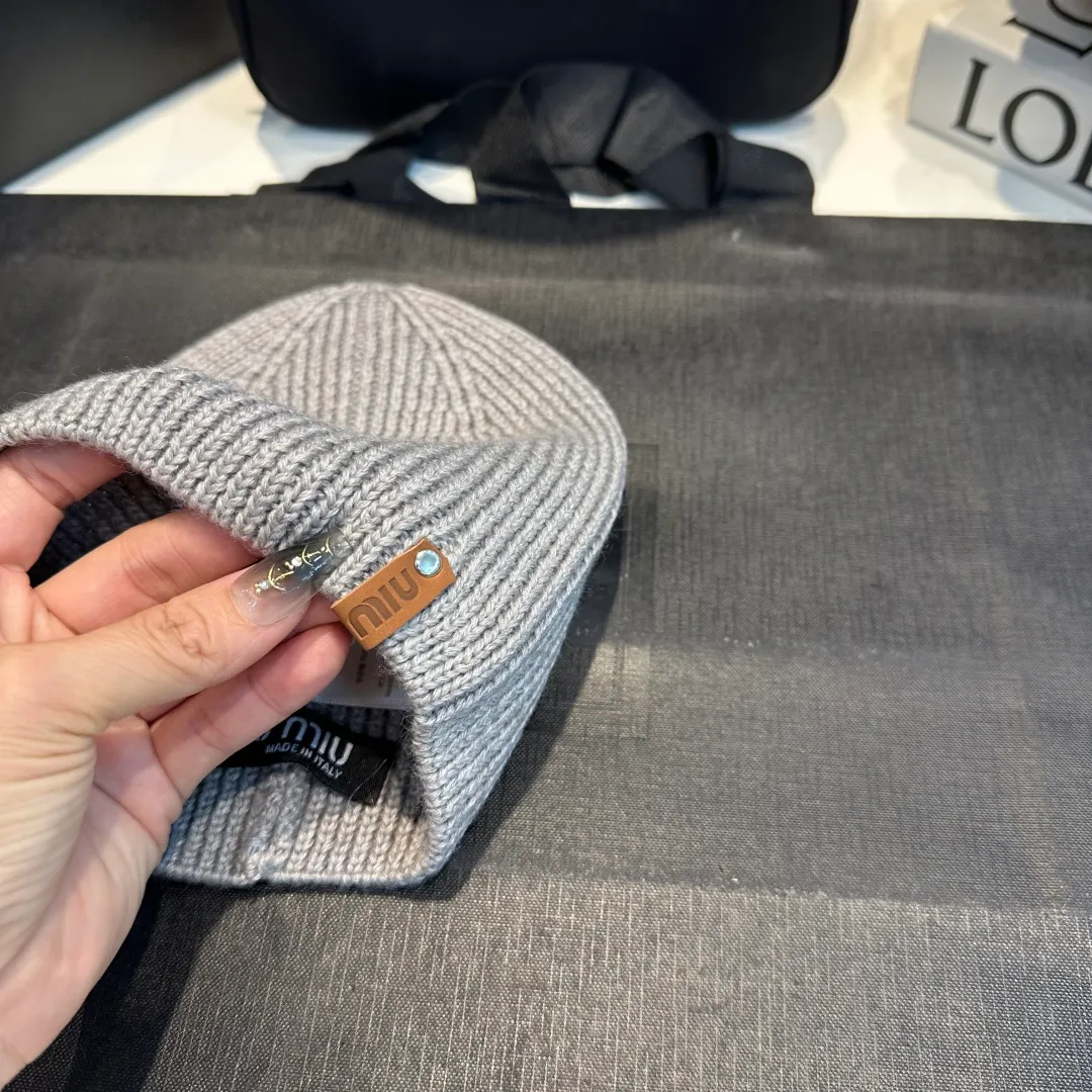 P50 MiuMiu Miu Miu's best-selling model, miumiu's new fall and winter counter knitted woolen hats for men and women, with first-class texture, perfect for going out on the street!