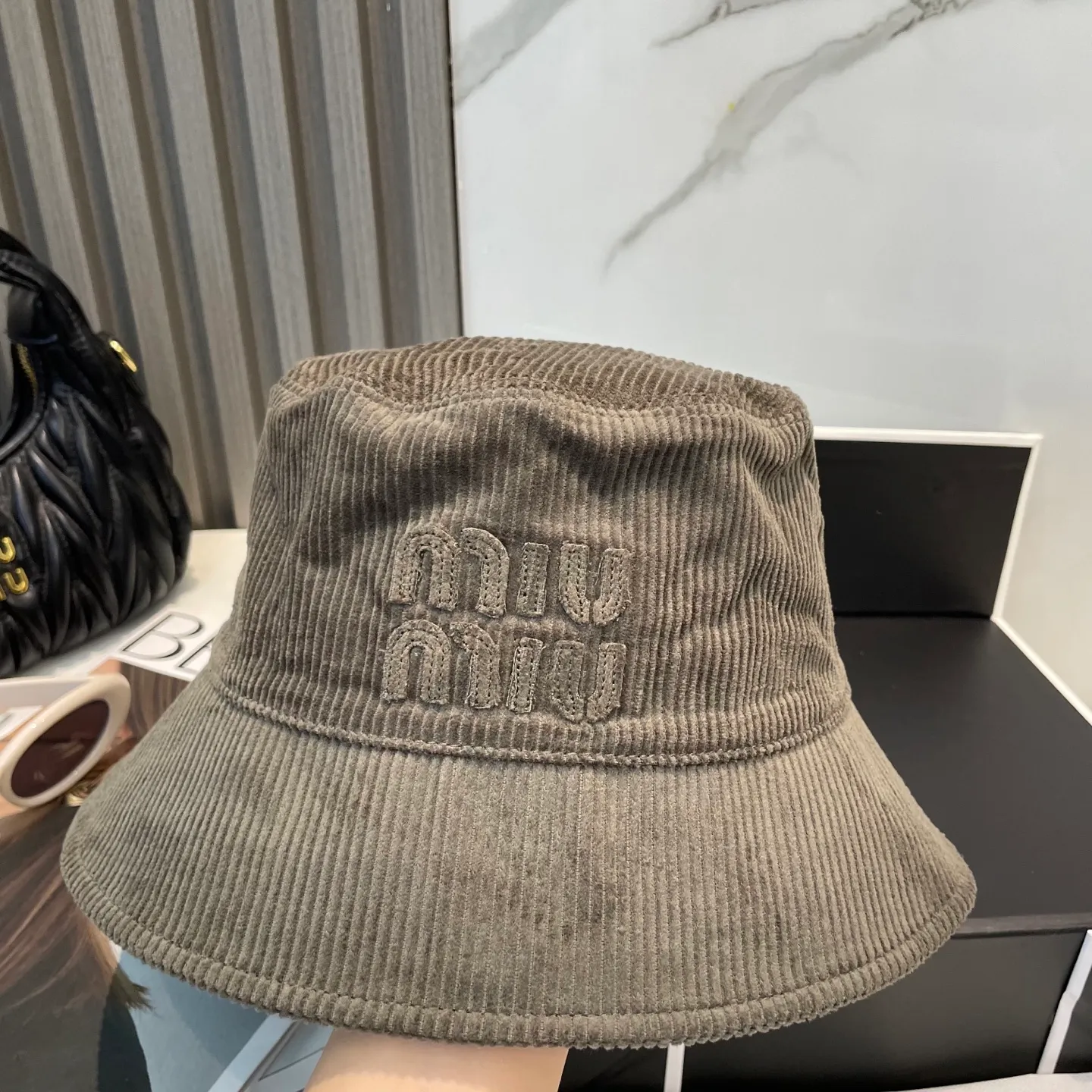 P76 miumiu limited new corduroy fisherman hat/baseball cap, corduroy textured fisherman hat. A very attractive fisherman hat ~ the same style for men and women. It has its own atmosphere when going out every day. It feels great to change it occasionally.
