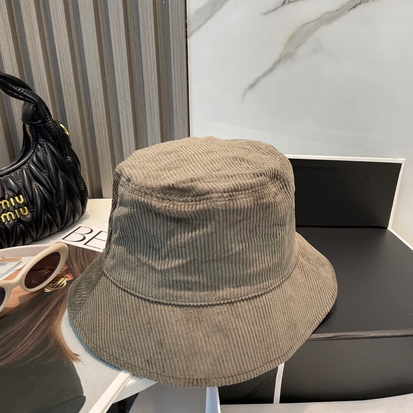 P76 miumiu limited new corduroy fisherman hat/baseball cap, corduroy textured fisherman hat. A very attractive fisherman hat ~ the same style for men and women. It has its own atmosphere when going out every day. It feels great to change it occasionally.