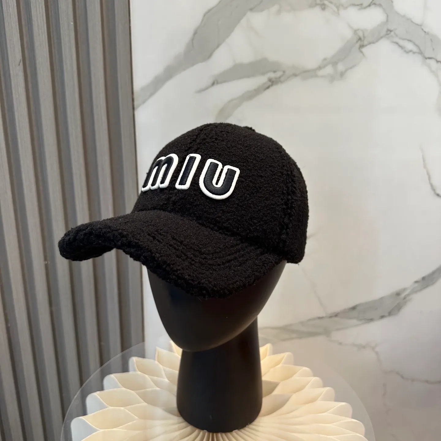 P56 miumiu~The new autumn and winter lamb wool baseball cap~ It is a super perfect interpretation of the sweet and cool style. I just love it so much❤️ The top is sexy and handsome. Both are online! No girl can refuse a fluffy item.