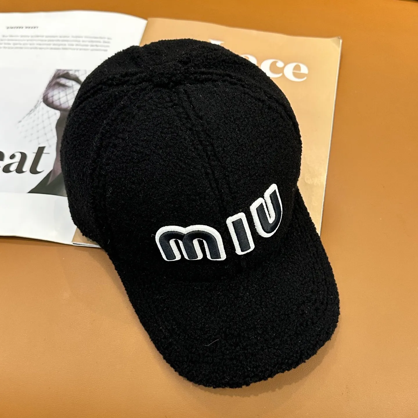 P56 miumiu~The new autumn and winter lamb wool baseball cap~ It is a super perfect interpretation of the sweet and cool style. I just love it so much❤️ The top is sexy and handsome. Both are online! No girl can refuse a fluffy item.